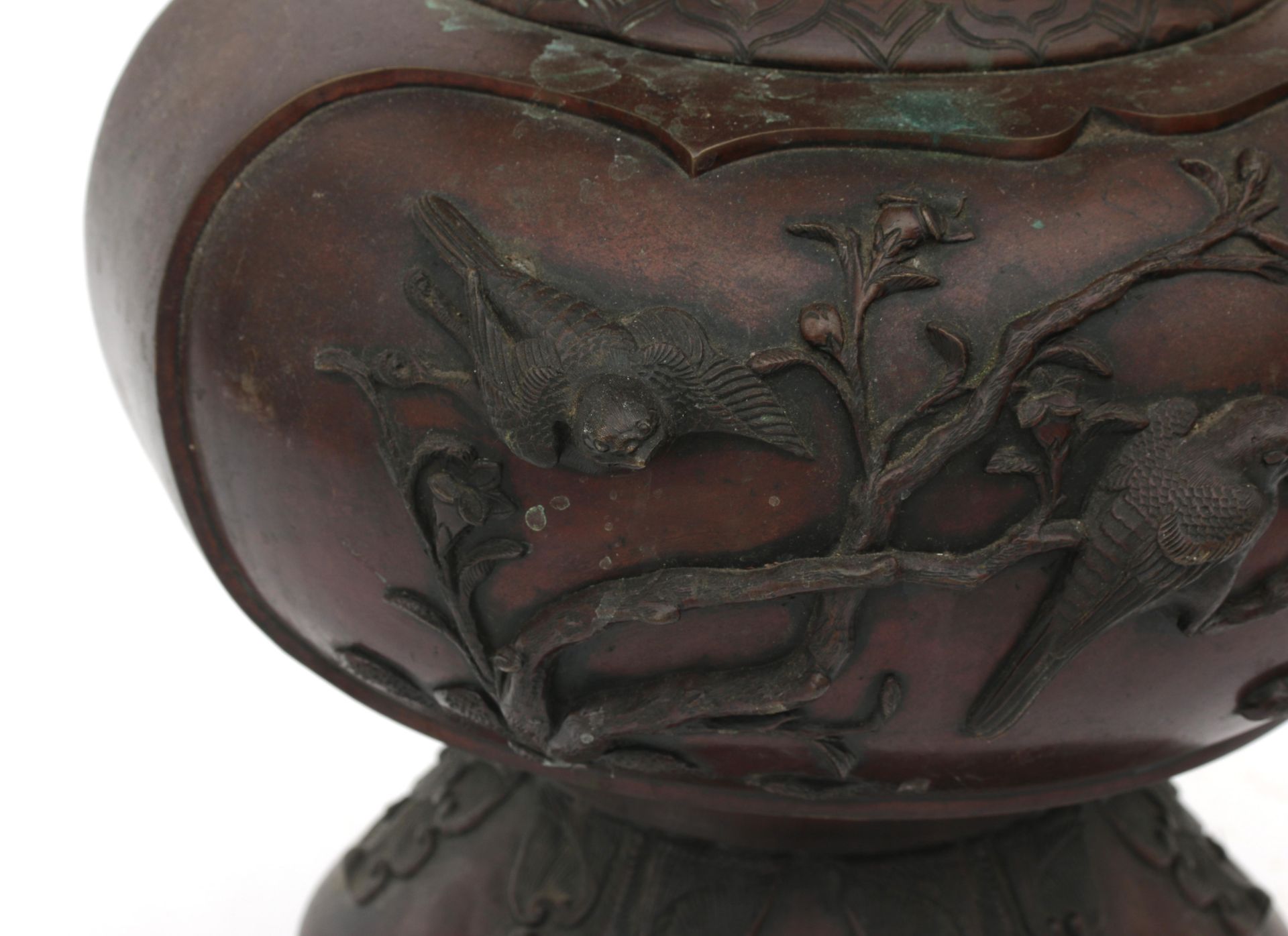 A large Japanese bronze vase with relief decoration of birds, blossoms, bamboo branches and handles - Bild 6 aus 6