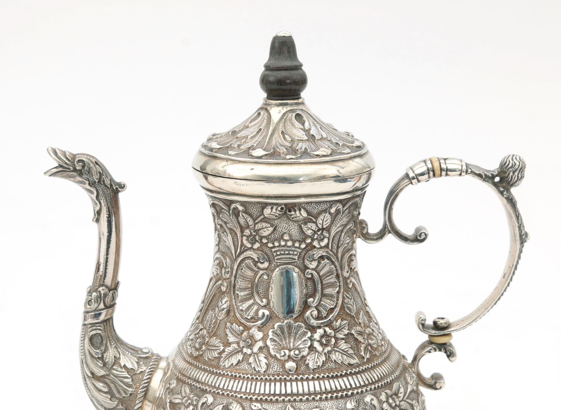 A richly decorated embossed Frisian silver mocha pot with foliate motifs and palisander finial. - Bild 4 aus 4