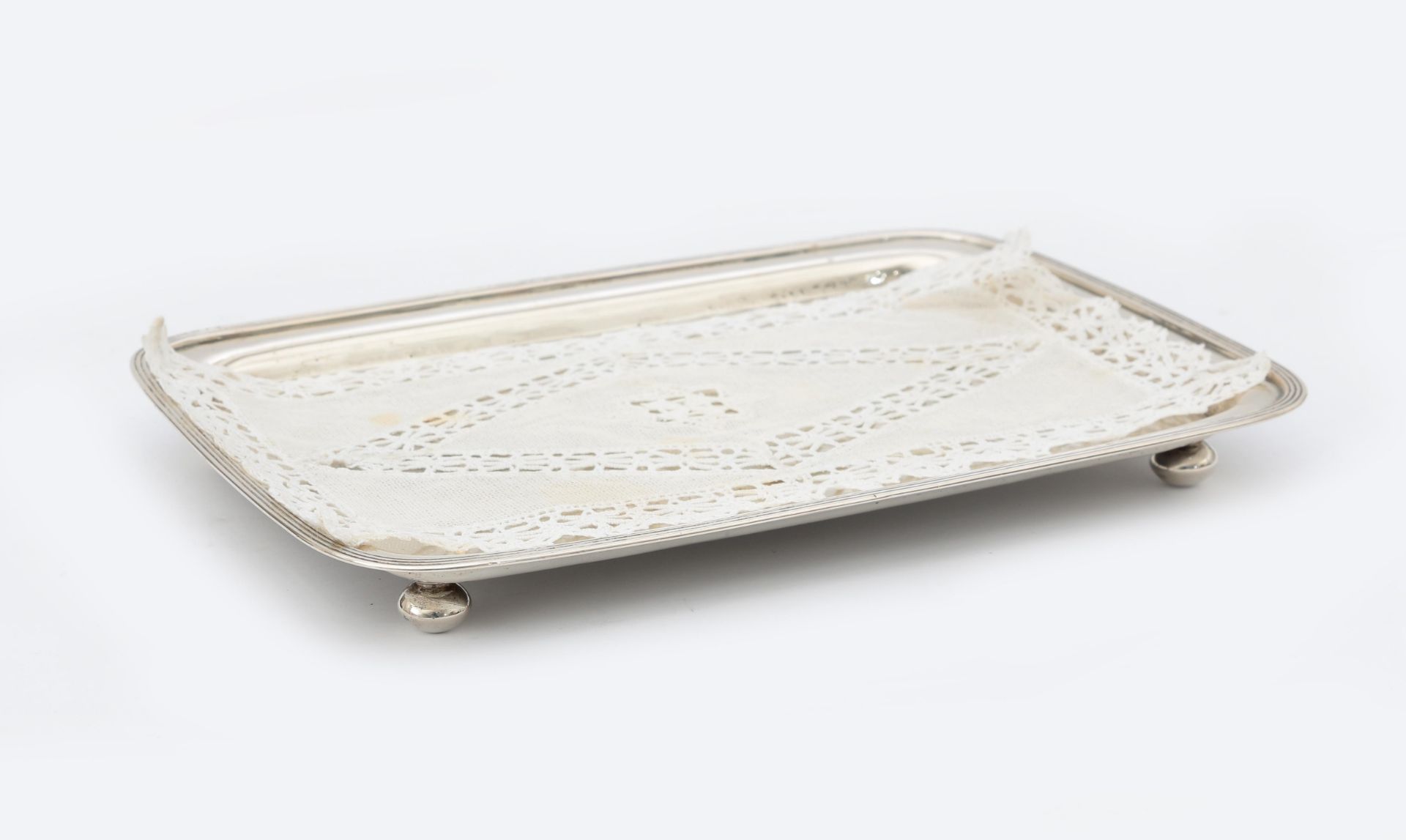 A rectangular 835 silver tray with reeded border on four ball supports, maker's mark: Pieter - Bild 3 aus 5