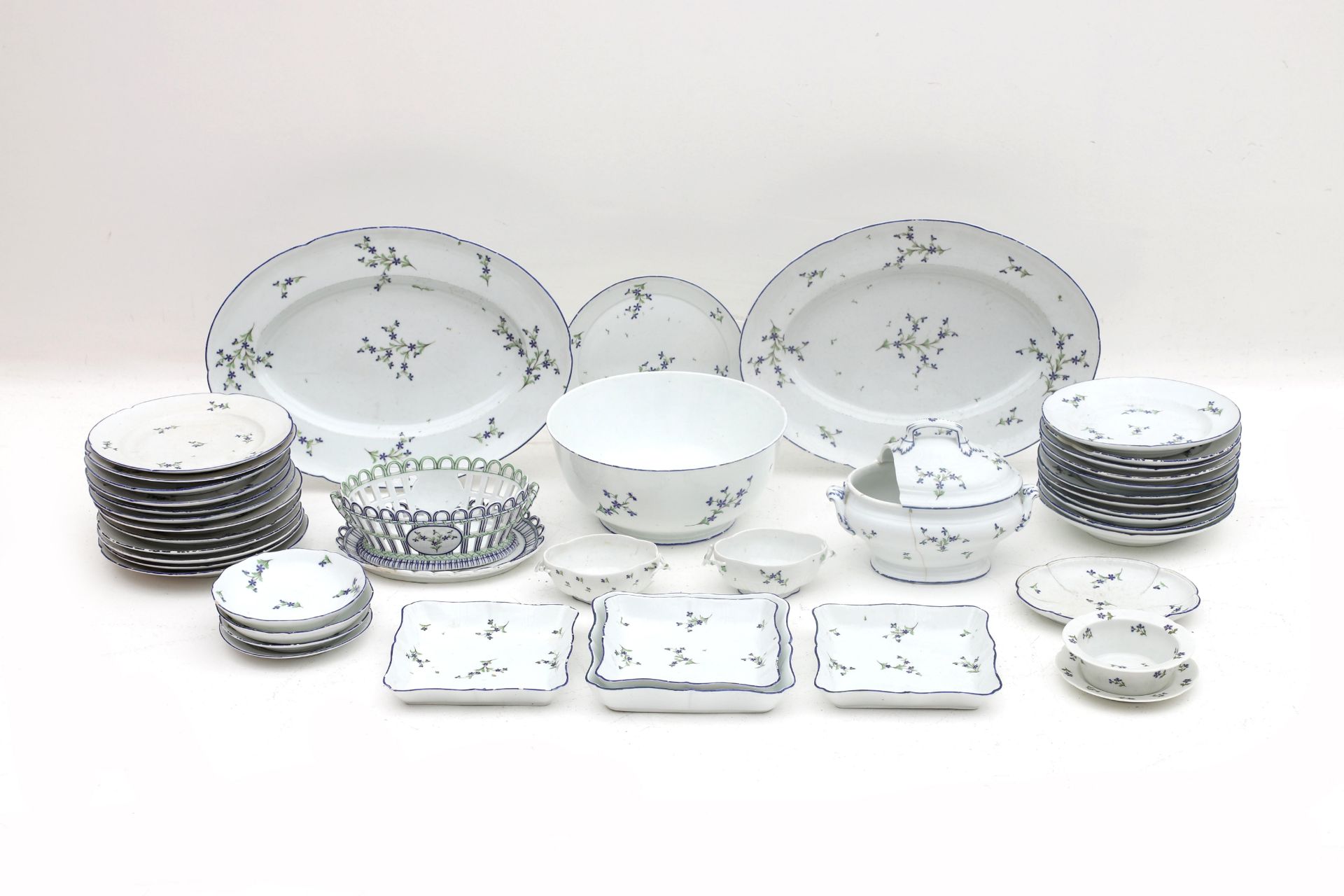 A Niderviller (Germany: Niederweiler) porcelain part dinnerware service, Lorraine, France, late