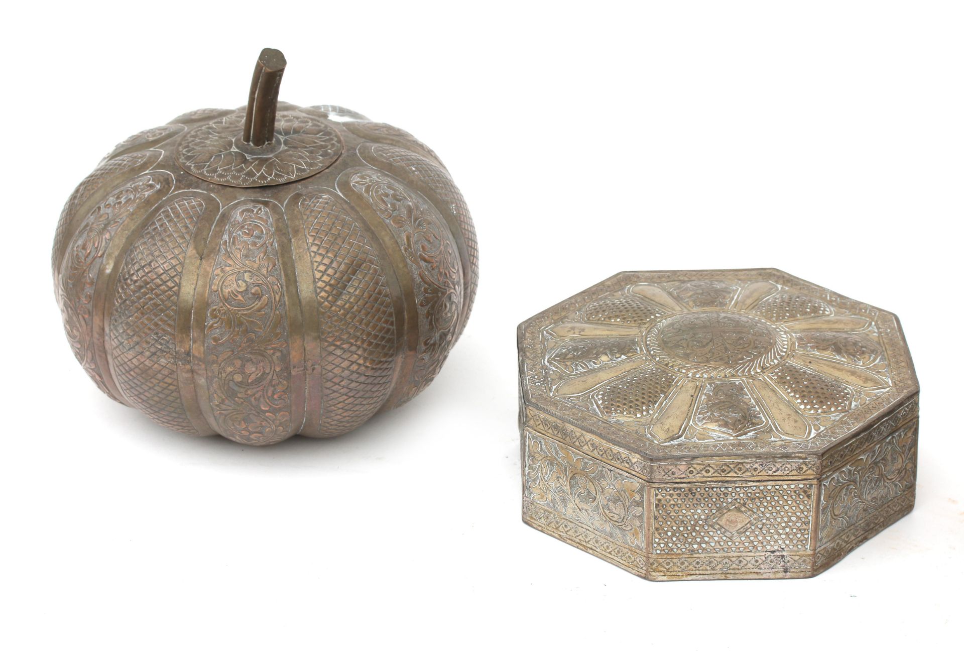 A pair of pumpkin shaped lidded silver boxes and an octagonal lidded box with engraved foliate - Bild 2 aus 4