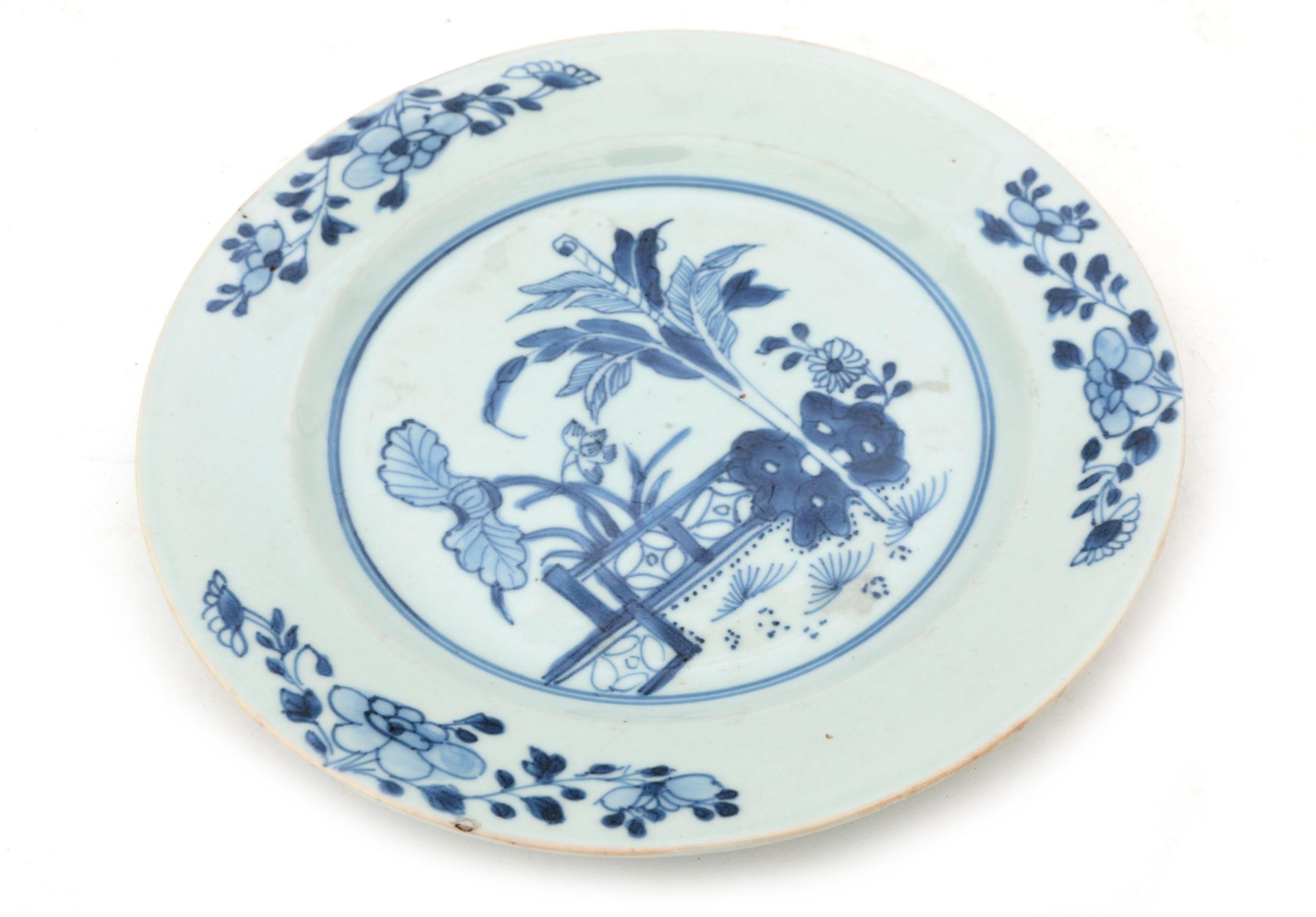 Three Chinese porcelain plates with blue and white foliate decoration, and two plates with tobacco - Bild 5 aus 6