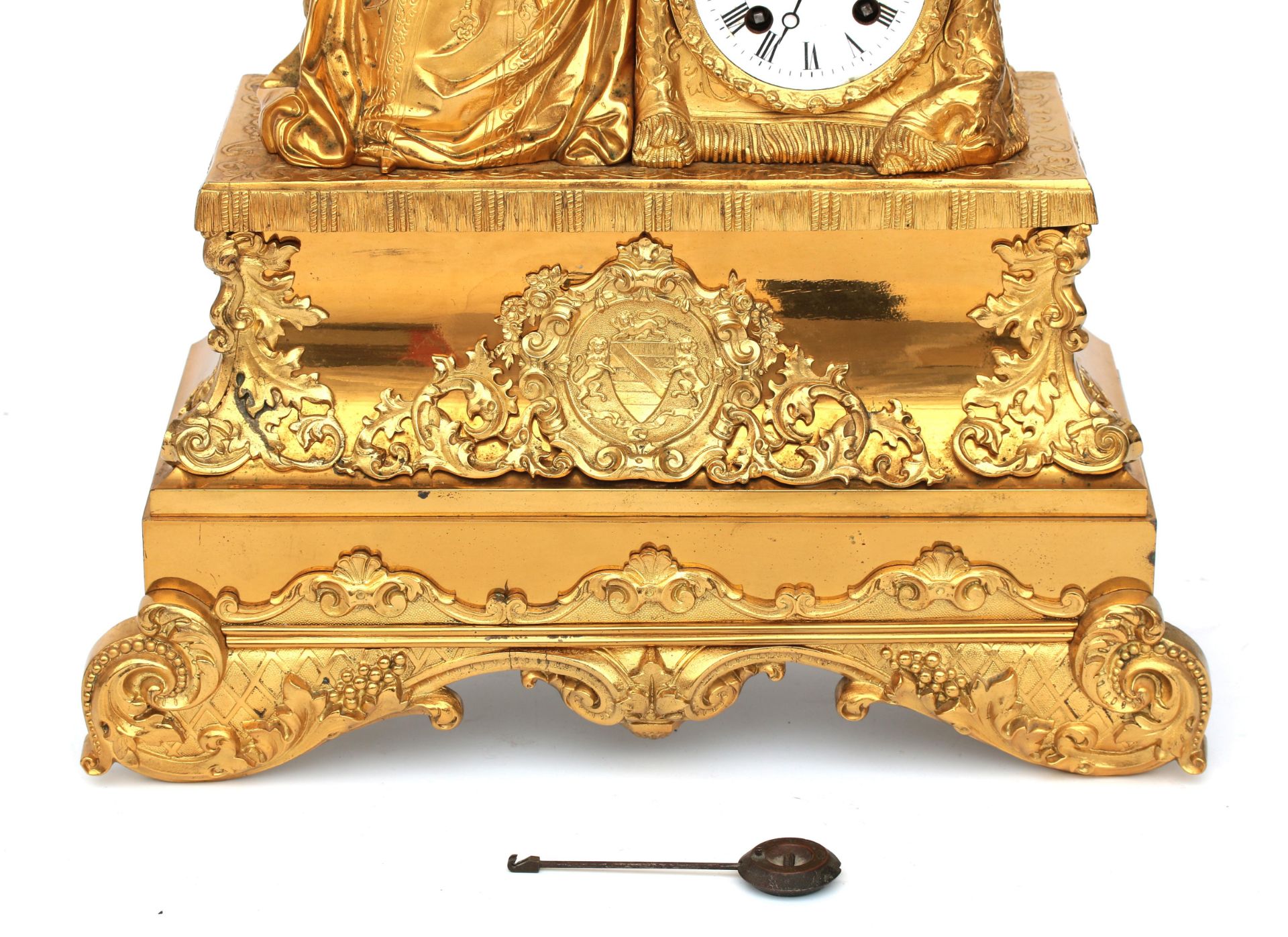 Newly gilt, de case crowned with a lady seated with regalia (crown damaged), de dial face with - Bild 3 aus 5