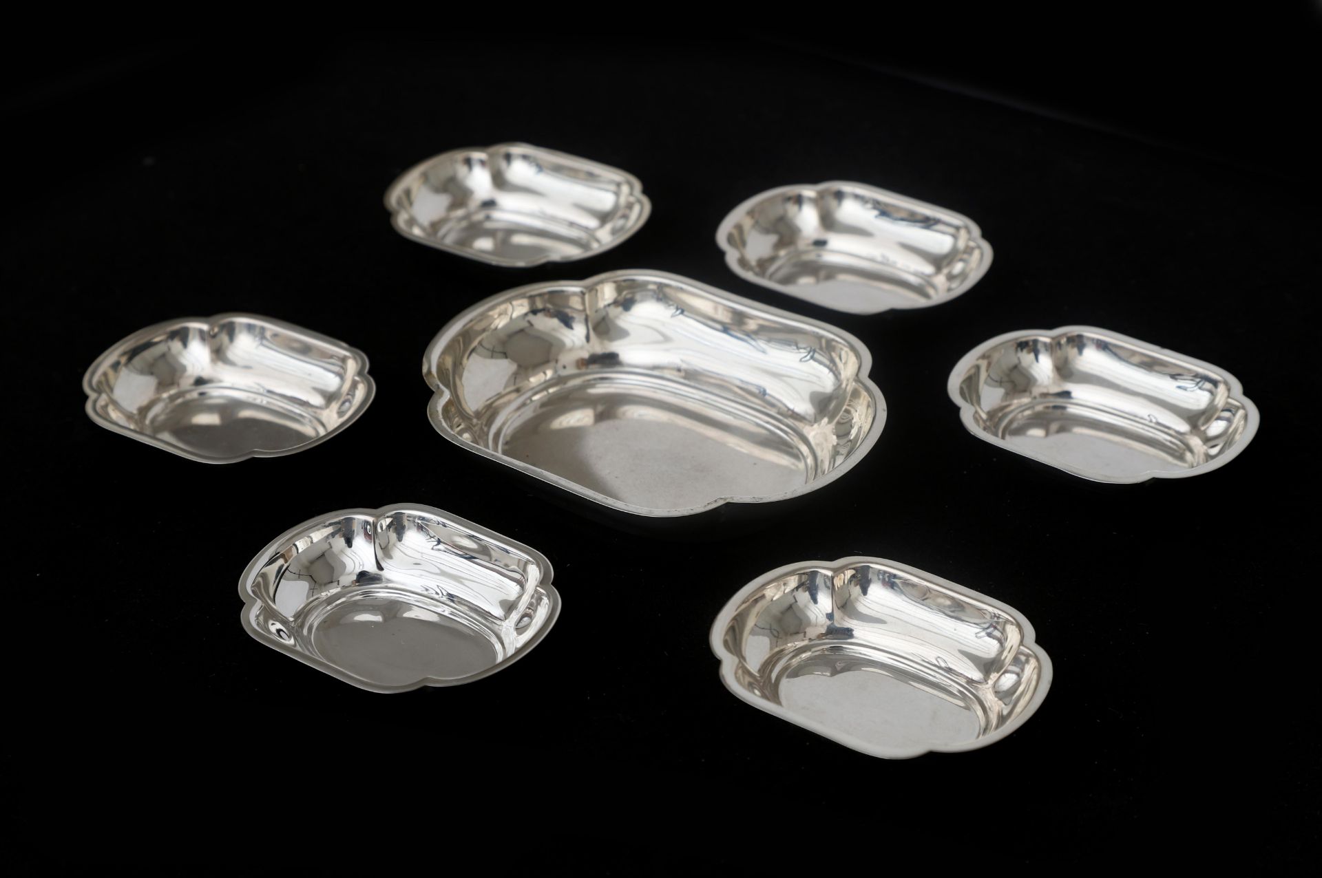 A set of six petit four dishes and serving dish with a contoured deep rim. Marked: Germany, 830S. - Bild 2 aus 4