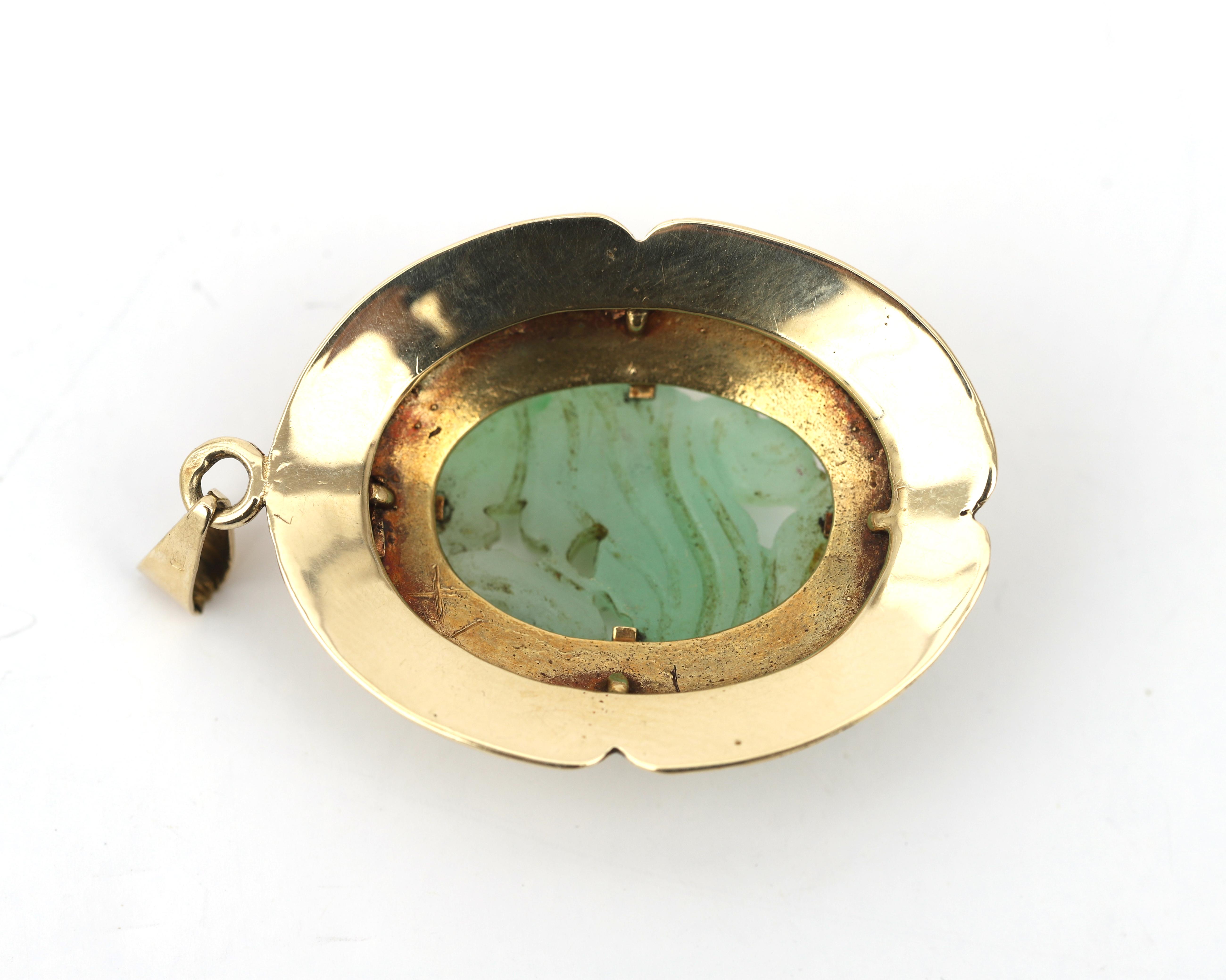 A 14 karat vintage oval pendant set with an oval jade - Image 3 of 4