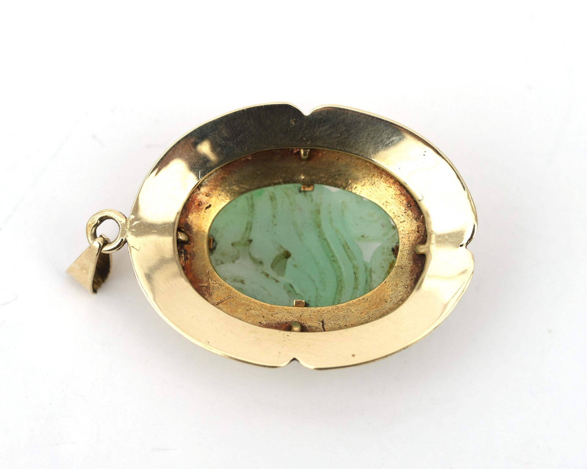 A 14 karat vintage oval pendant set with an oval jade  - Bild 3 aus 4