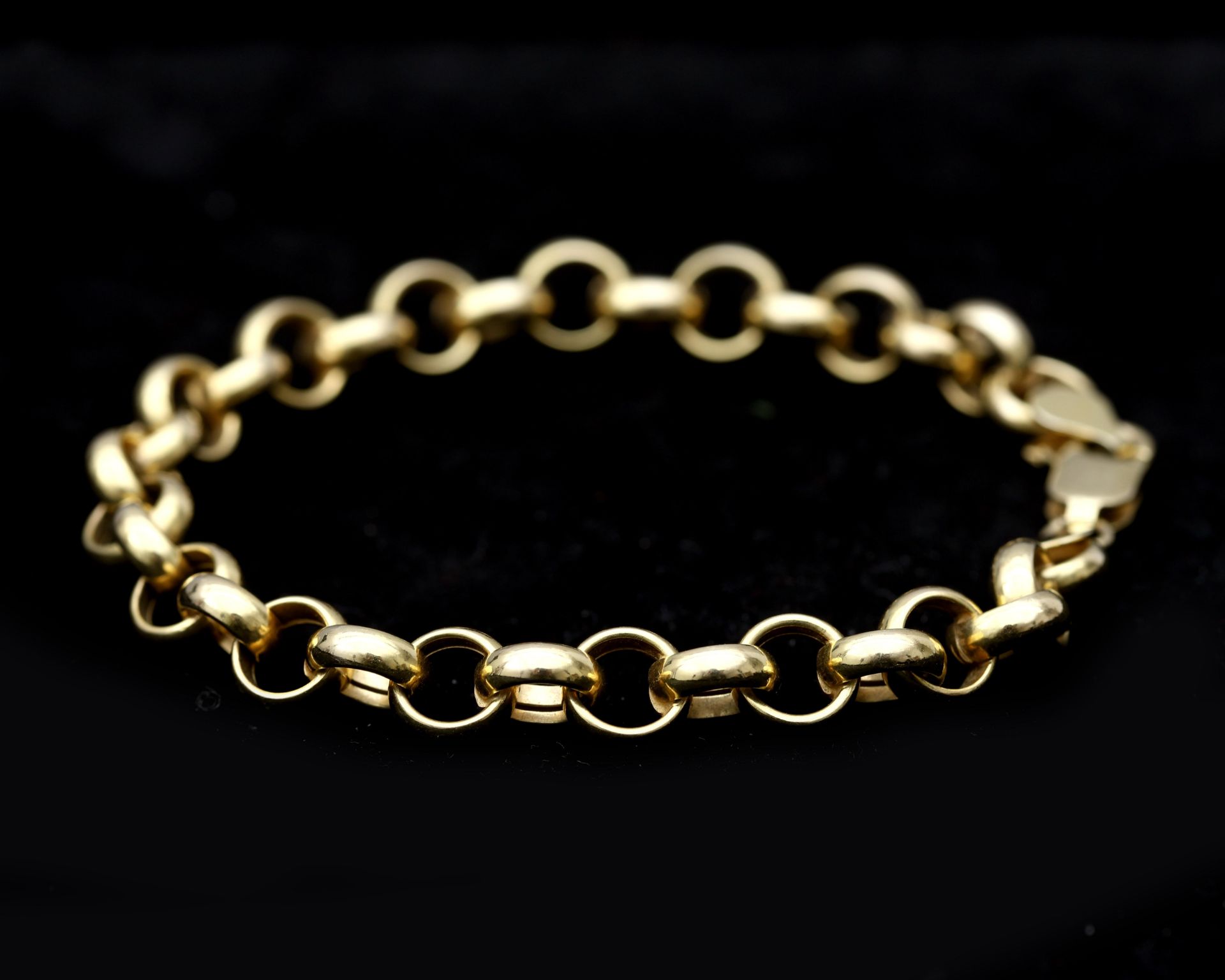 A 14 karat gold Jasseron linked bracelet 