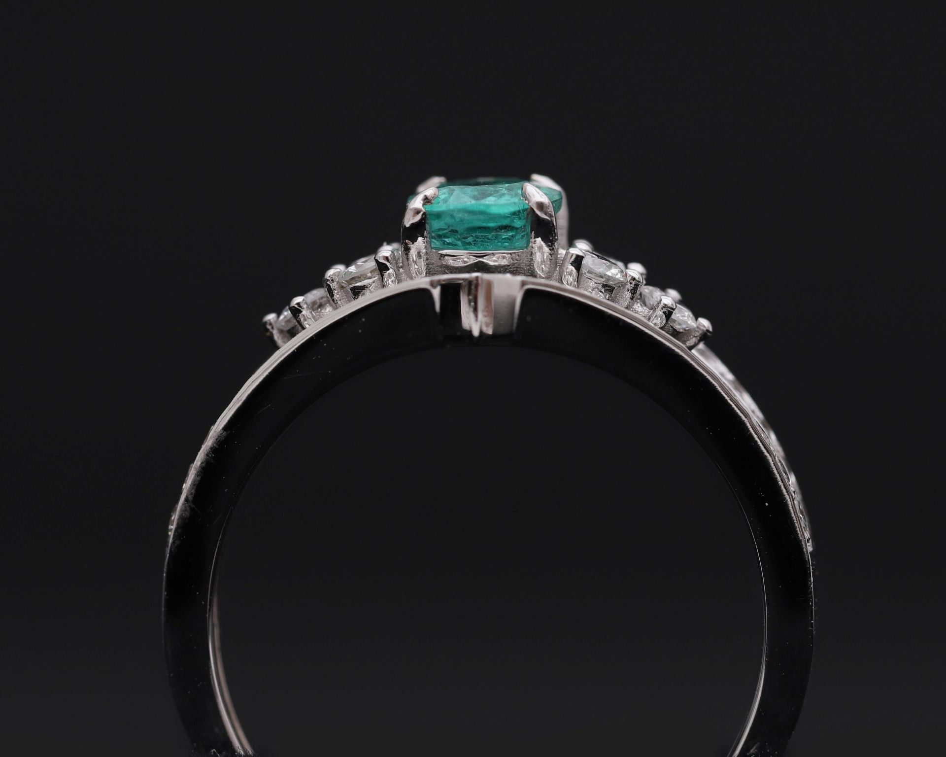 An 18 karat white gold ring centrally set with emerald and diamonds  - Bild 4 aus 10