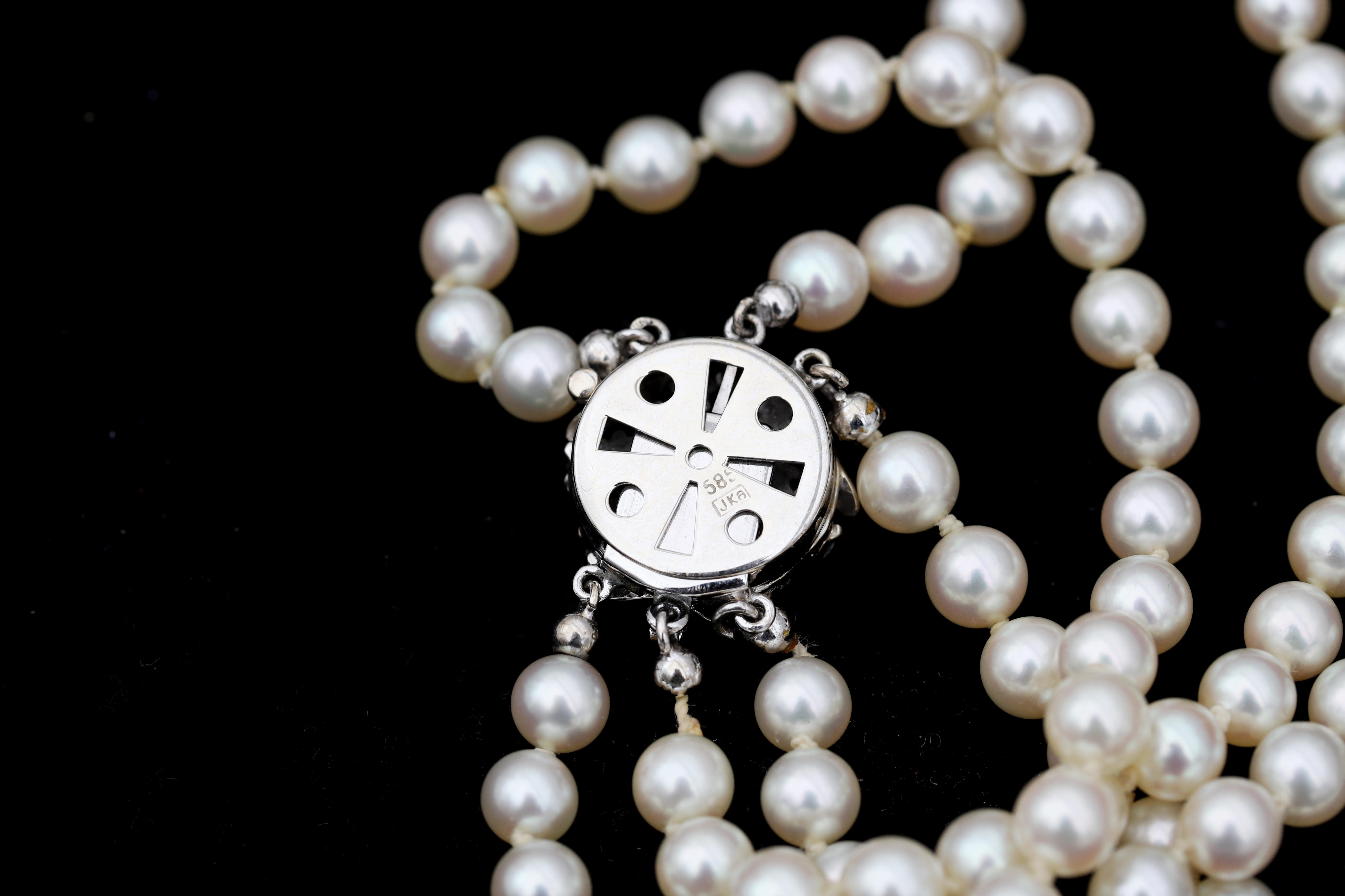 A pearl bracelet with a 14 karat white gold decorative clasp set with diamonds - Image 5 of 5