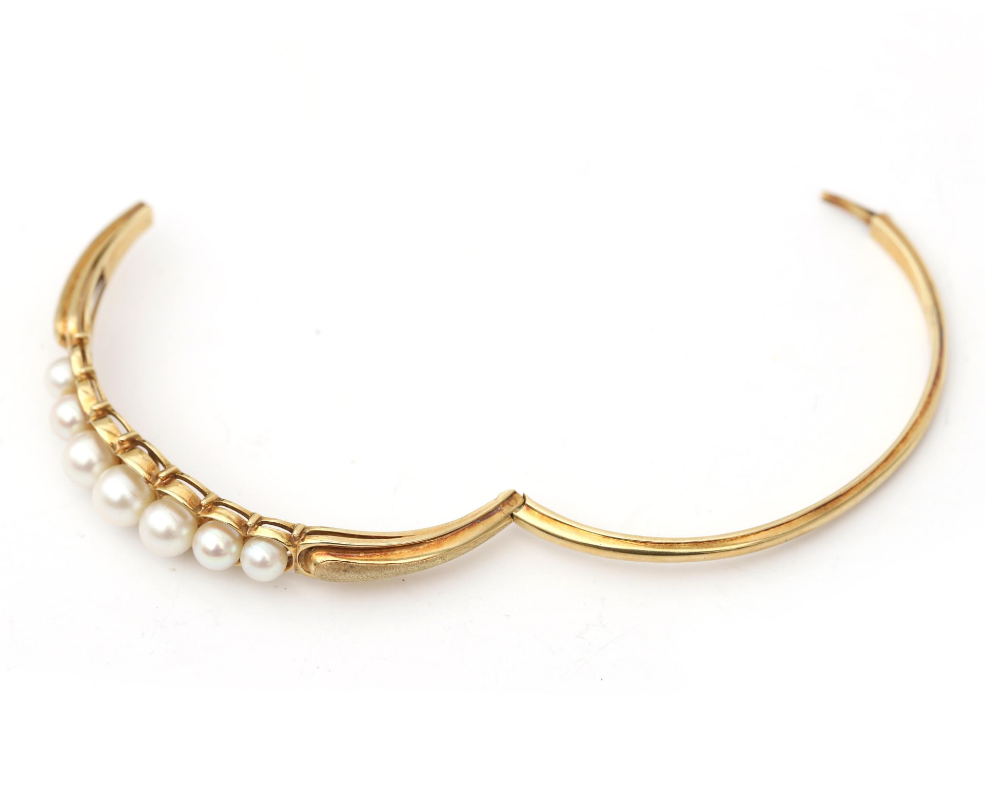 A 14 karat gold bangle with Akoya pearls  - Bild 6 aus 7