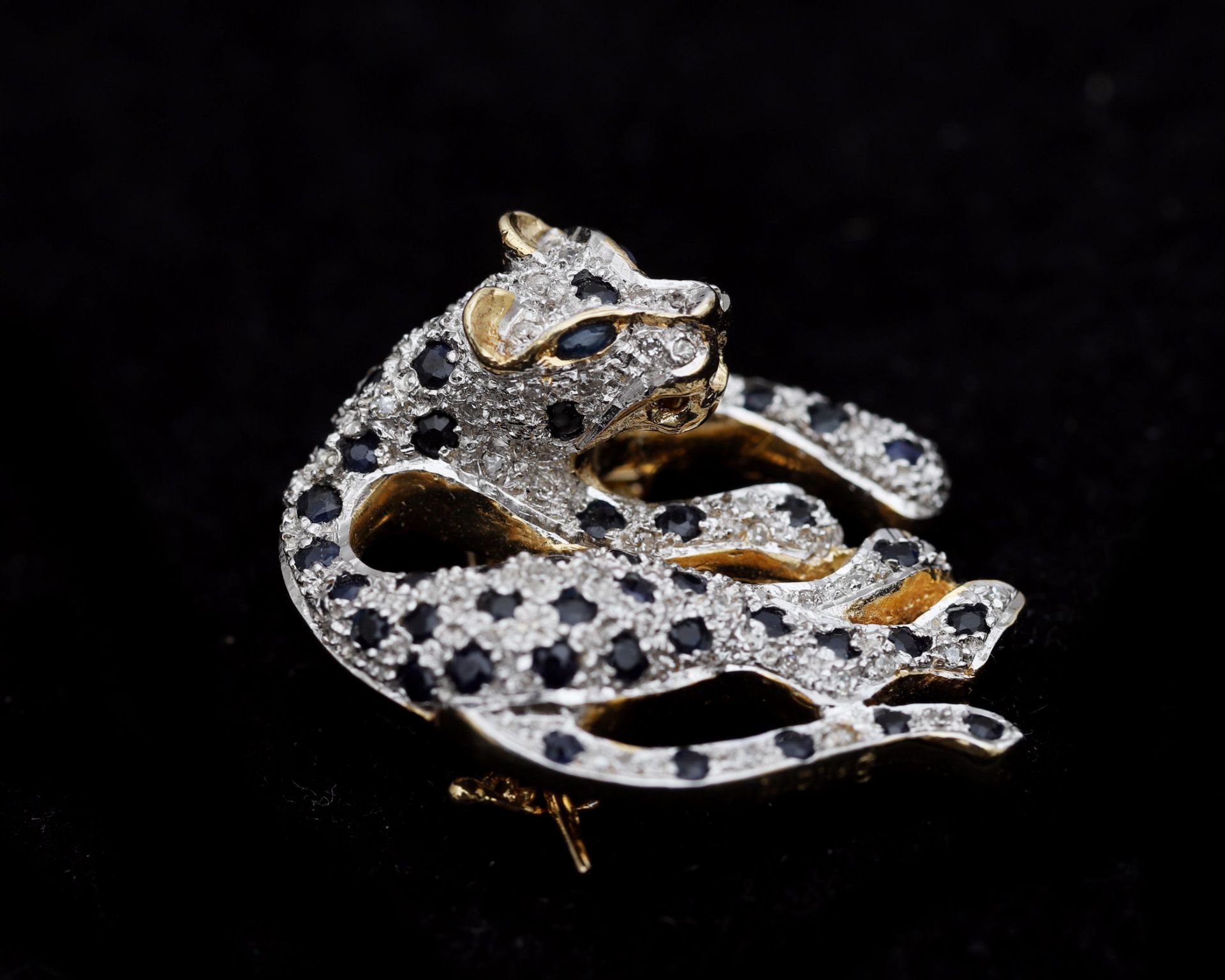 A 14 karat gold panther brooch pavé set with diamonds and sapphire.  - Bild 3 aus 6