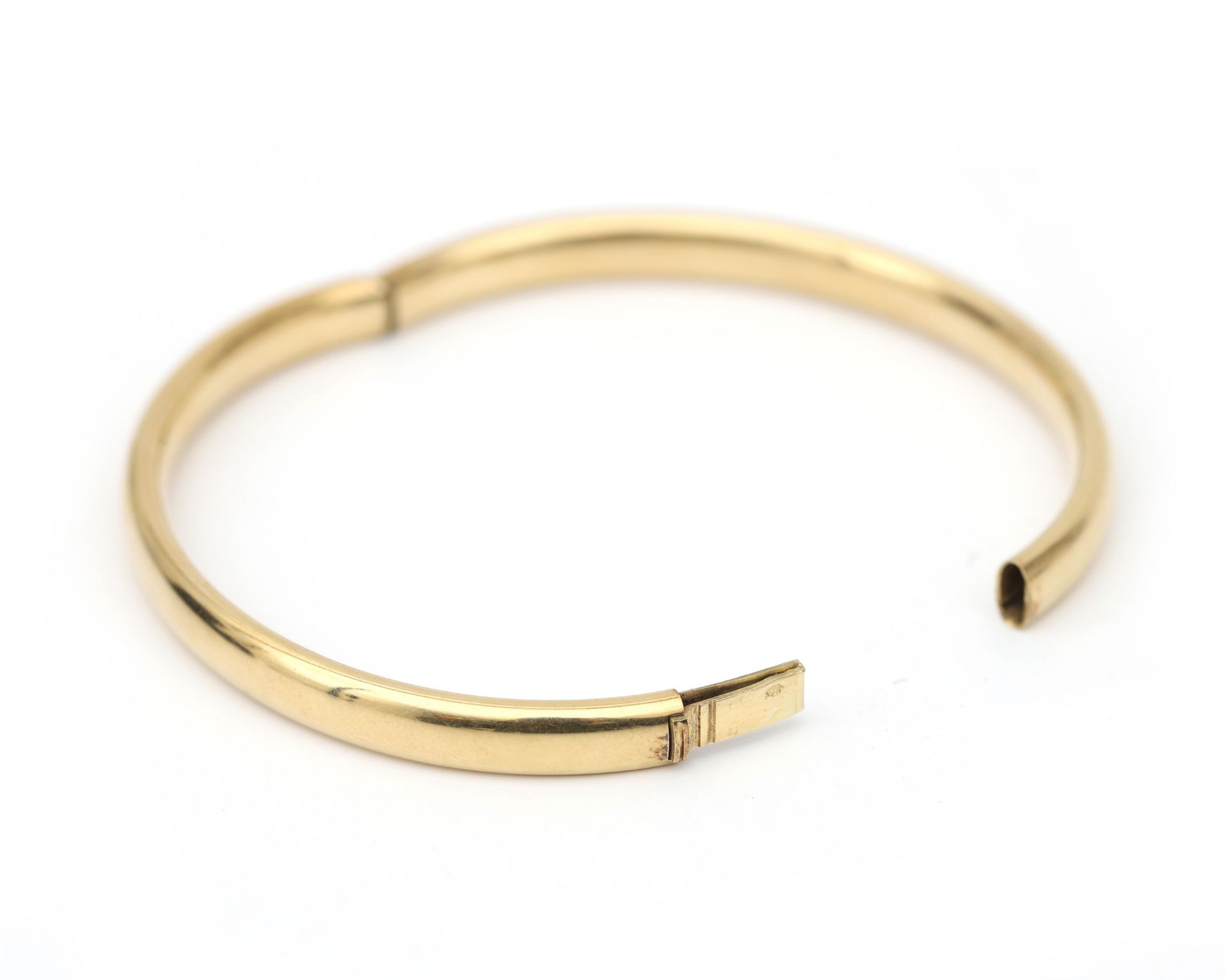 A 14 karat gold bangle - Image 3 of 5