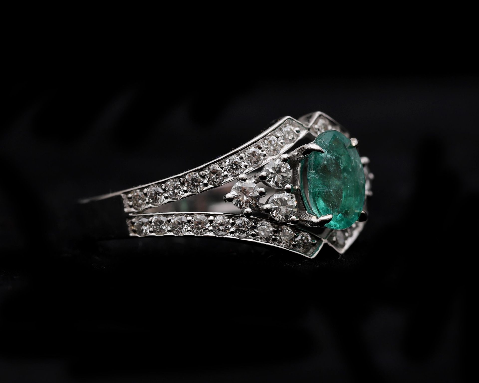 An 18 karat white gold ring centrally set with emerald and diamonds  - Bild 7 aus 10