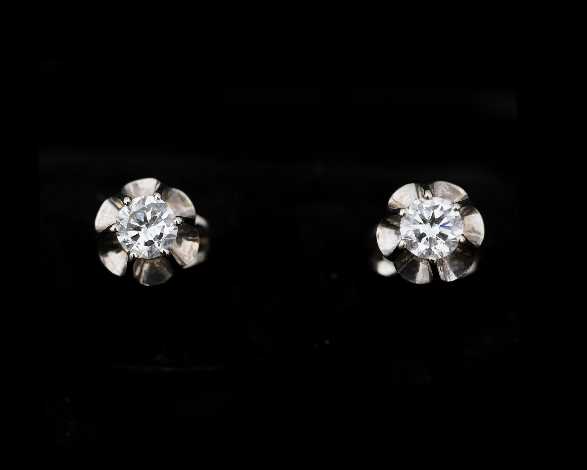 A pair of 14 karat white gold solitaire stud earrings set with brilliant  ca. 0.48 ct.  - Bild 2 aus 6
