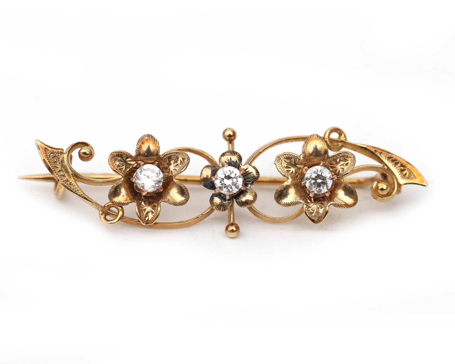 A 14 karat gold floral decorated brooch set with three cubic zirconias  - Bild 3 aus 3