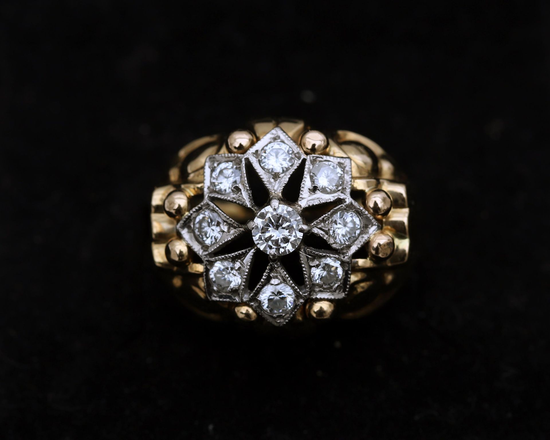 An 18 karat gold cluster ring set with diamonds approx 0.78 ct. 