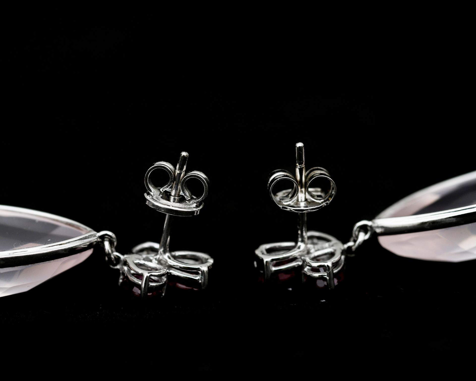 A pair of 14 karat white gold earrings set with rose quartz and six rubies - Bild 3 aus 3