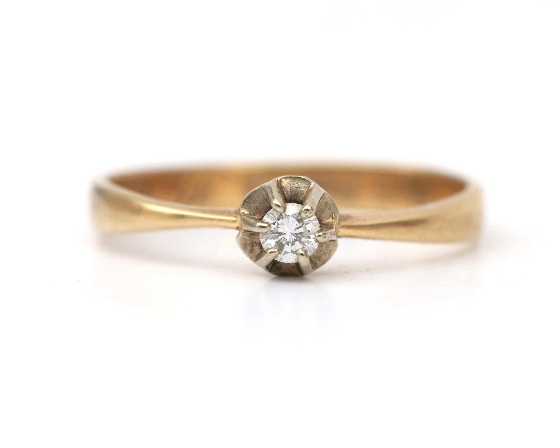 A 14 karat gold solitaire ring set with brilliant cut diamond 0.15 ct.  - Bild 2 aus 5