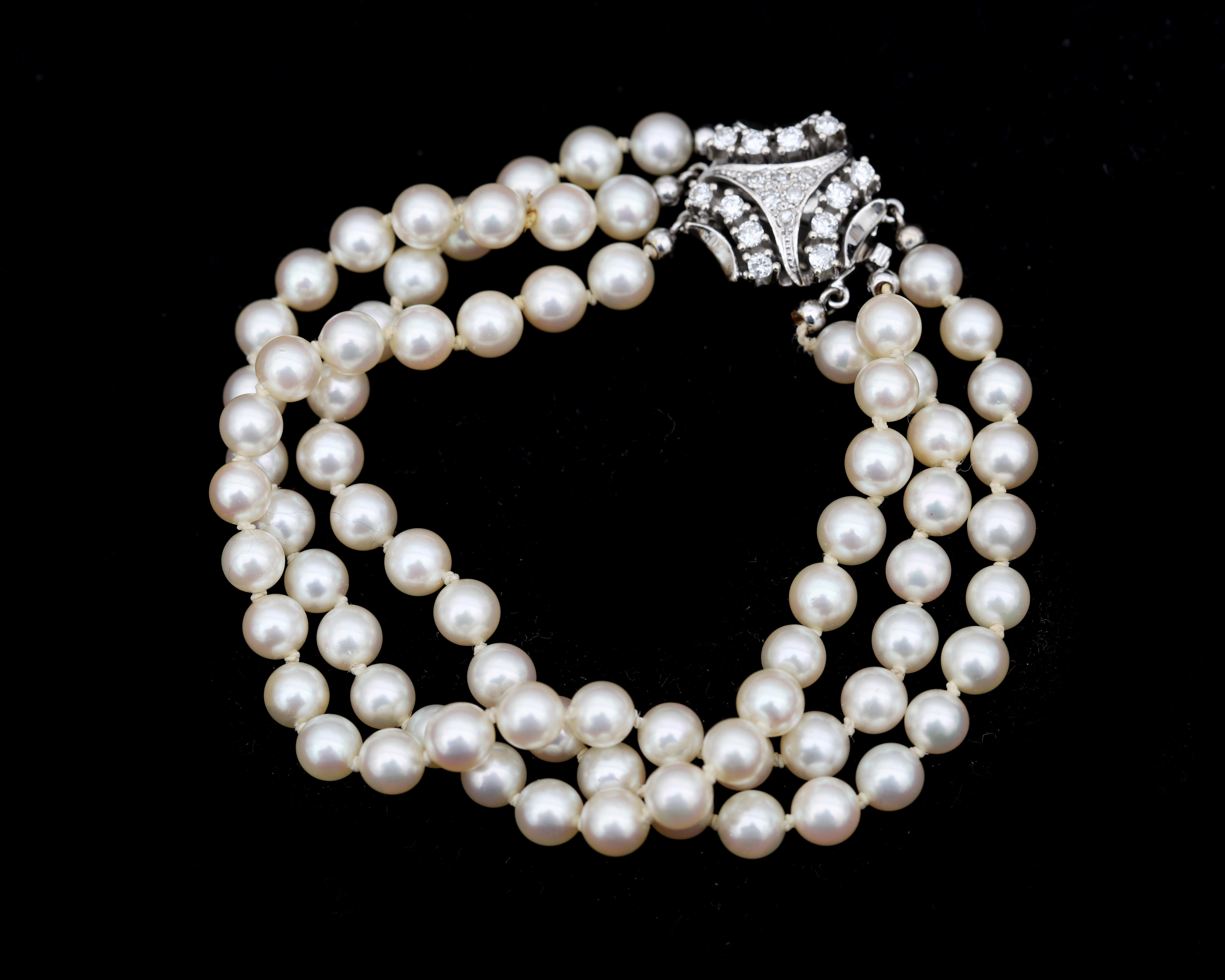 A pearl bracelet with a 14 karat white gold decorative clasp set with diamonds - Image 2 of 5