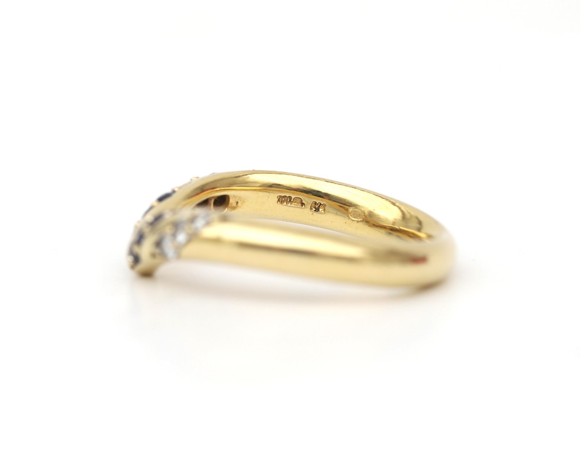 An 18 karat gold chevron ring, set with sapphires and diamonds - Bild 4 aus 5