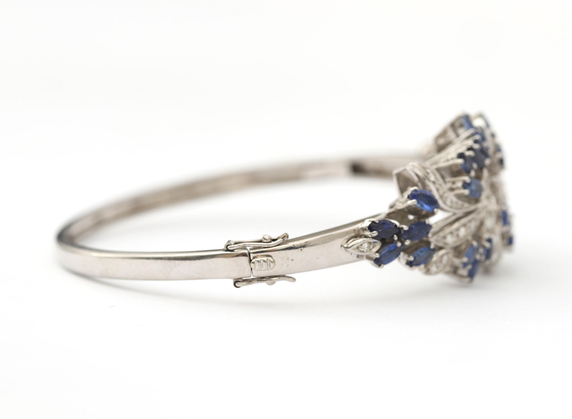 An 18 karat white gold bangel bracelet, with diamonds and sapphire - Bild 2 aus 6