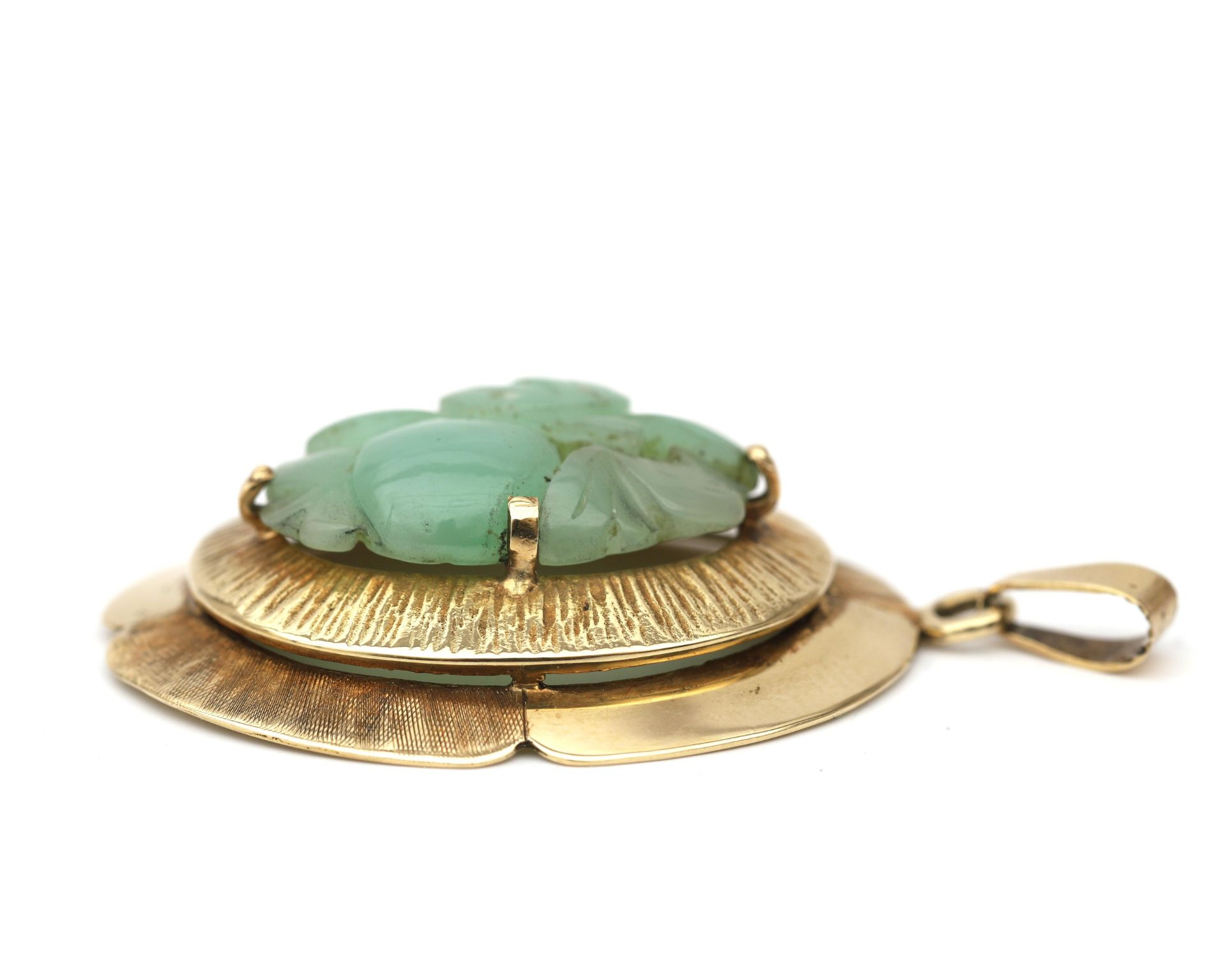 A 14 karat vintage oval pendant set with an oval jade  - Bild 2 aus 4