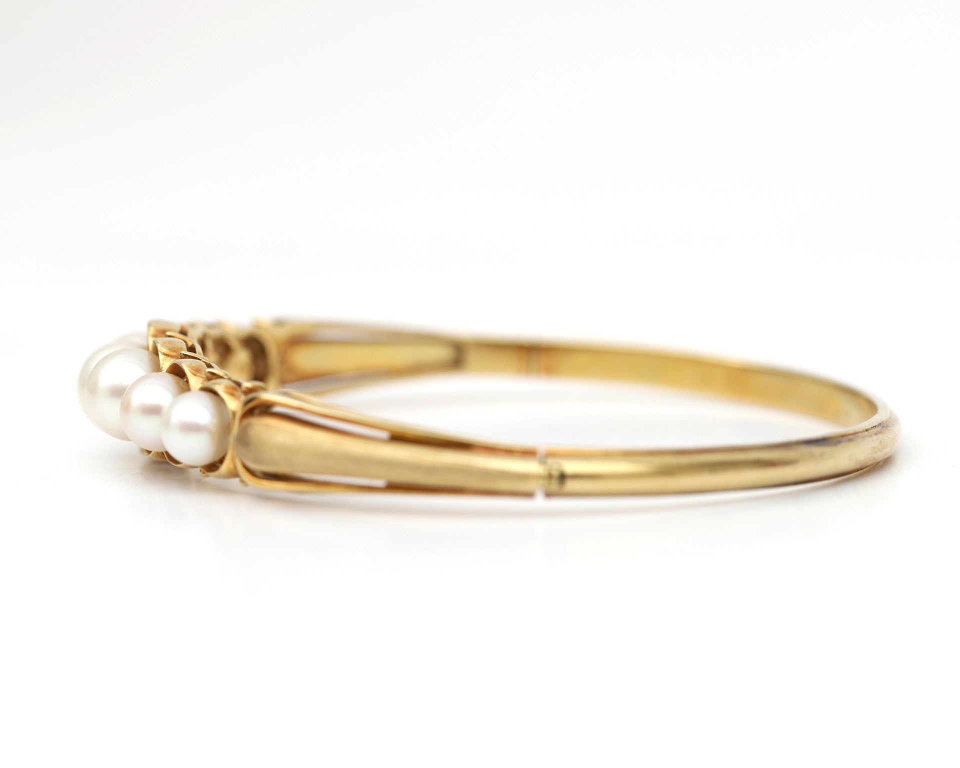 A 14 karat gold bangle with Akoya pearls  - Bild 5 aus 7