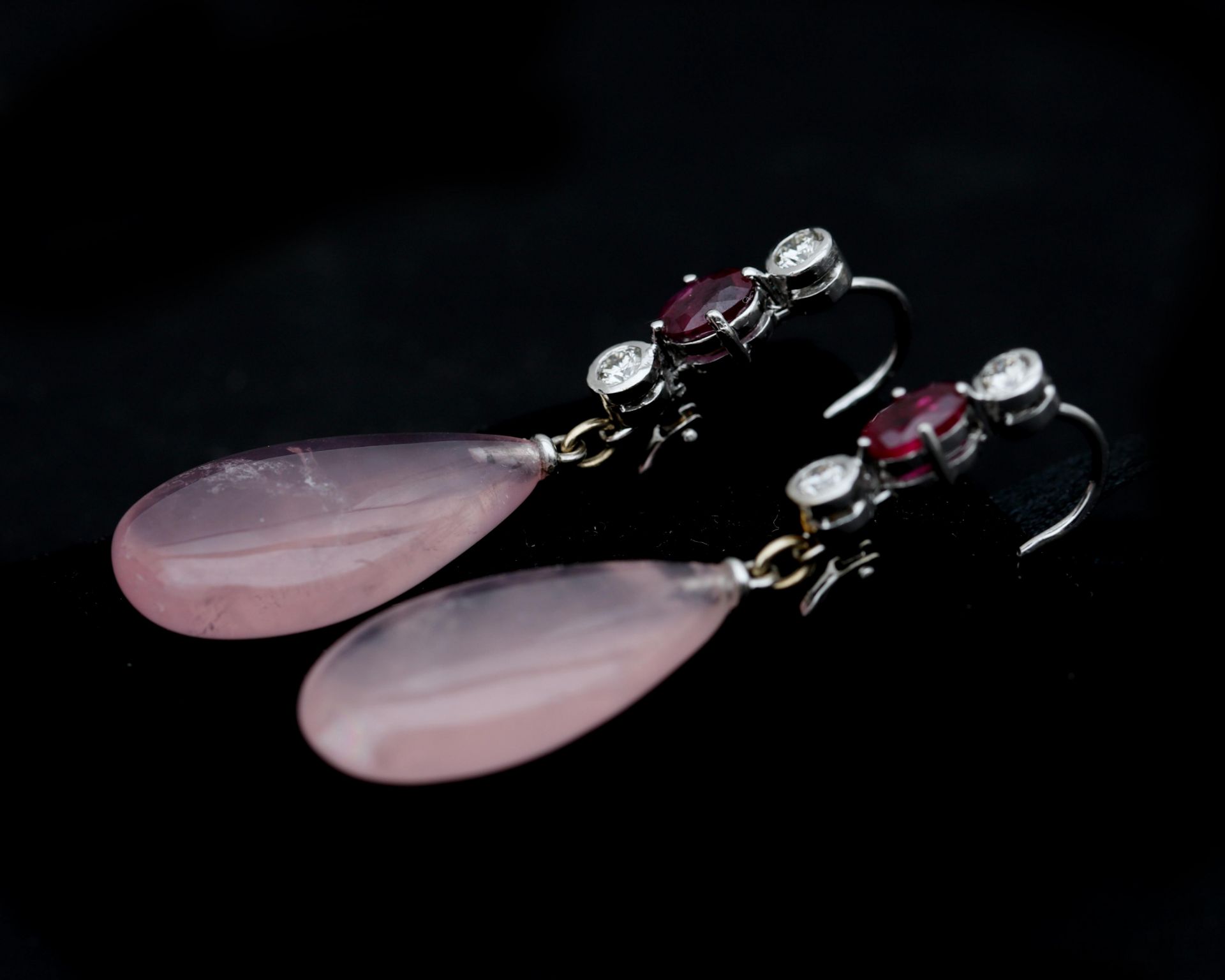 A pair of 18 karat white gold earrings set with rose quartz, ruby and diamonds  - Bild 2 aus 3