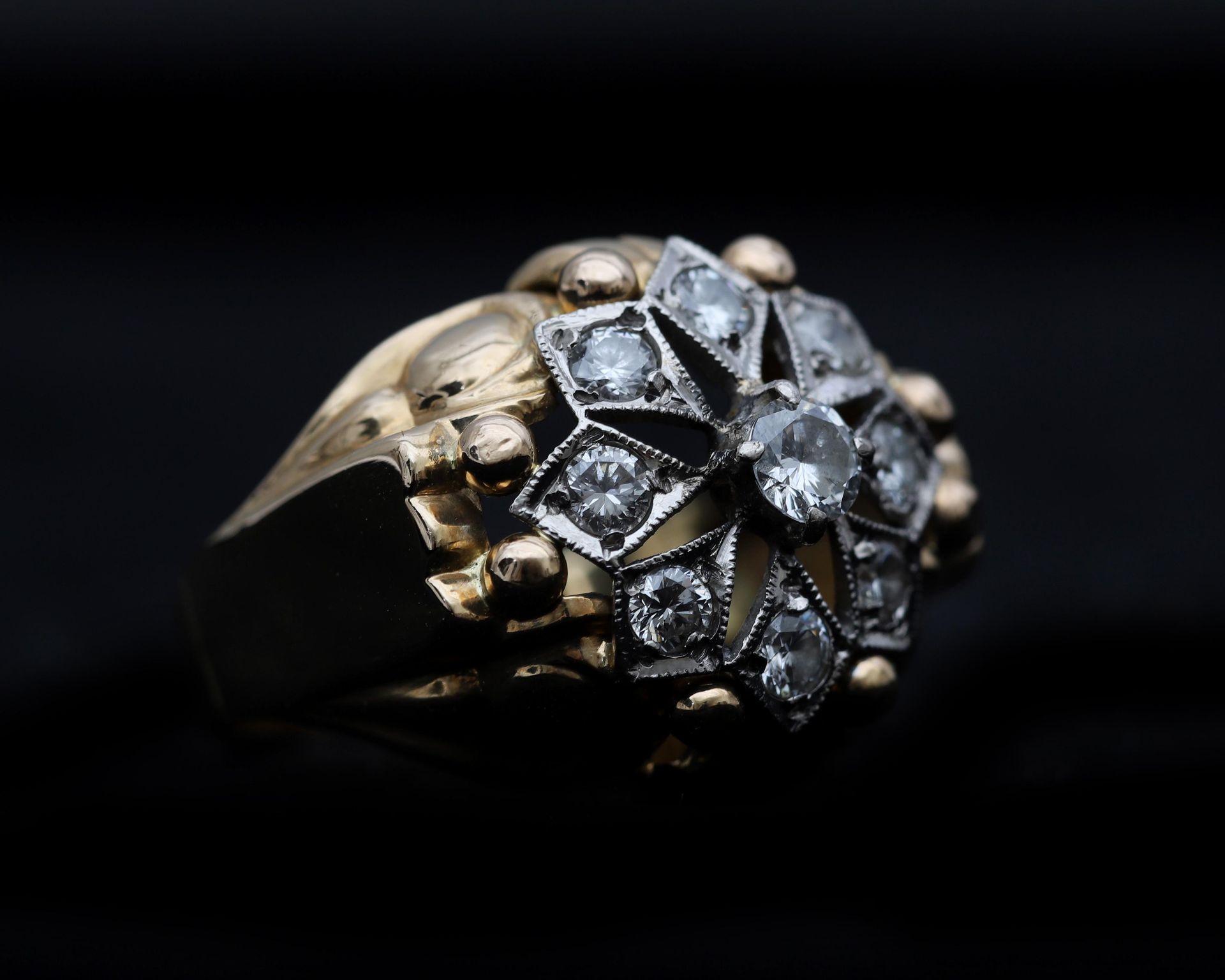 An 18 karat gold cluster ring set with diamonds approx 0.78 ct.  - Bild 3 aus 5