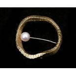 A 14 karat gold brooch with akoya pearl ca. 1970