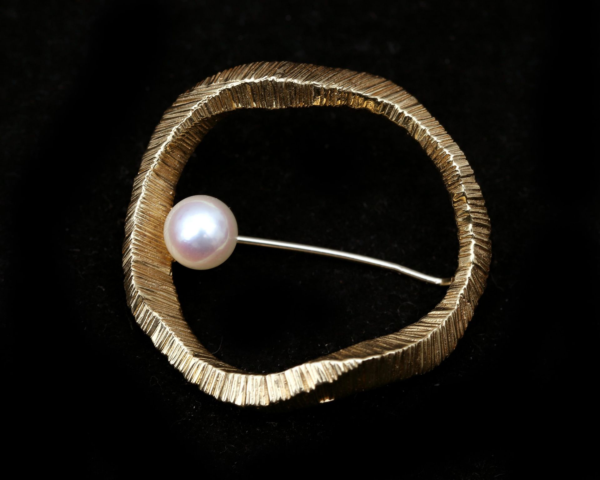 A 14 karat gold brooch with akoya pearl ca. 1970