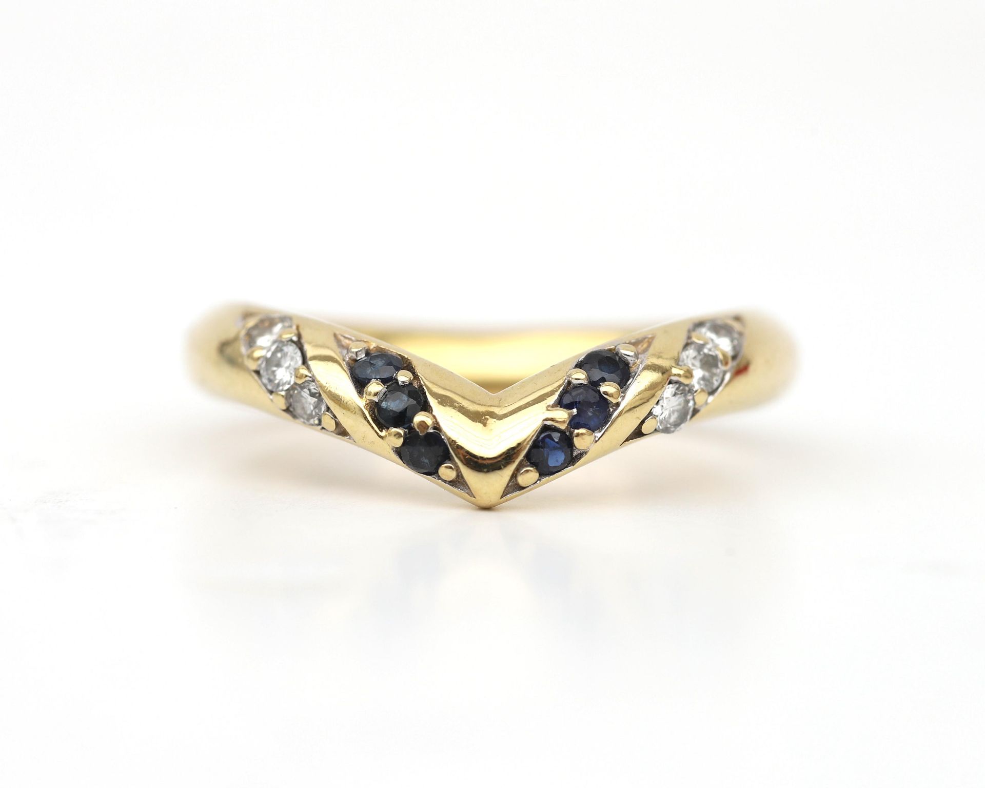 An 18 karat gold chevron ring, set with sapphires and diamonds - Bild 2 aus 5