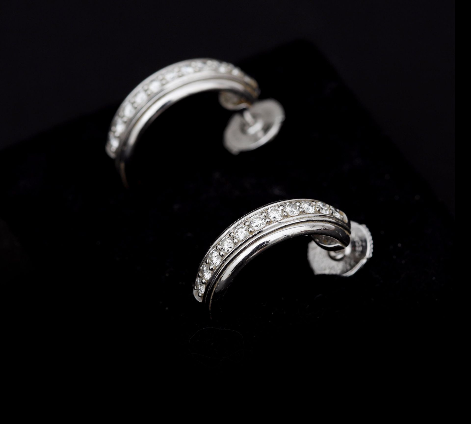 A pair of 18 karat white gold earrings by Piaget, with diamonds  - Bild 6 aus 8