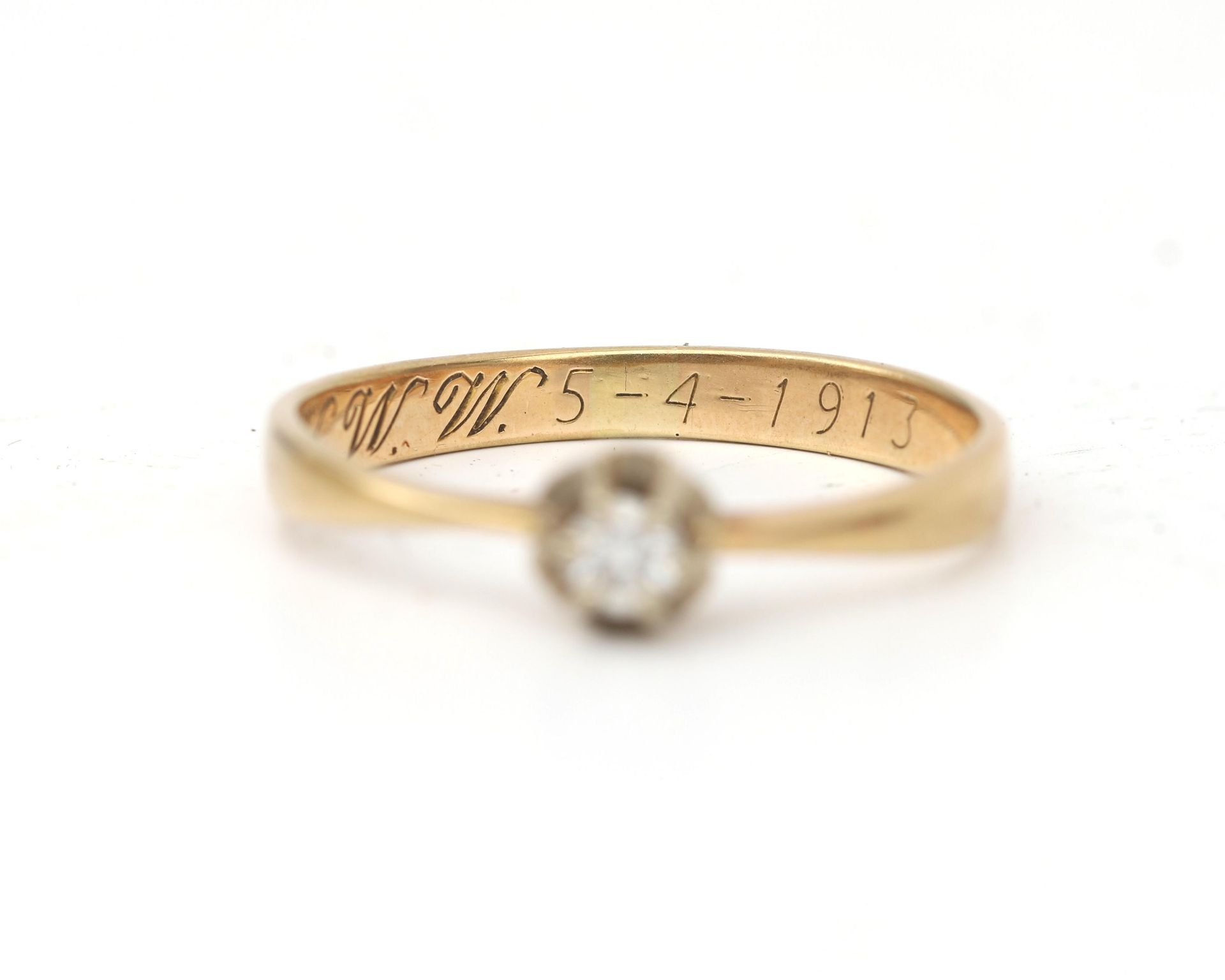 A 14 karat gold solitaire ring set with brilliant cut diamond 0.15 ct.  - Bild 5 aus 5