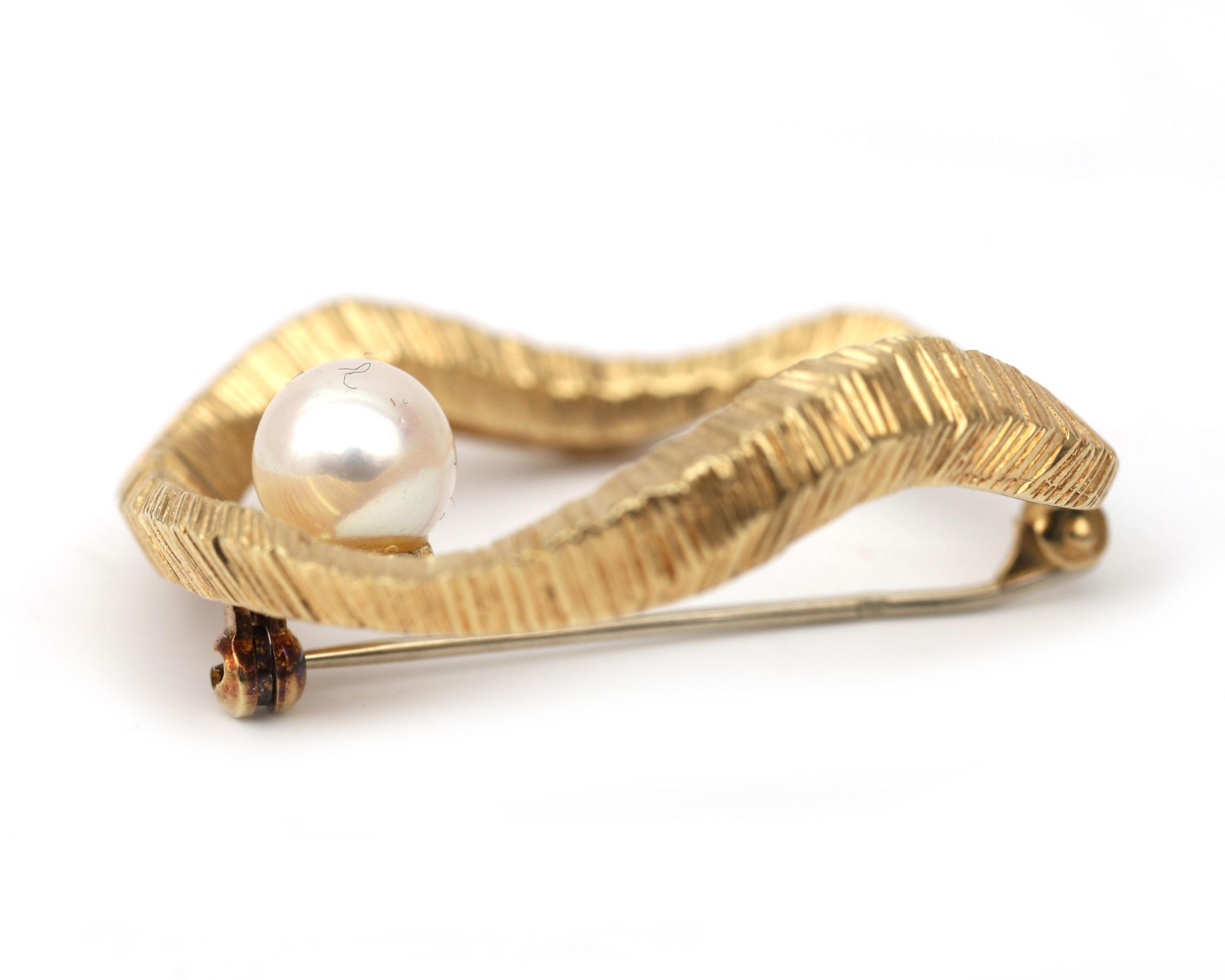 A 14 karat gold brooch with akoya pearl ca. 1970 - Bild 2 aus 4