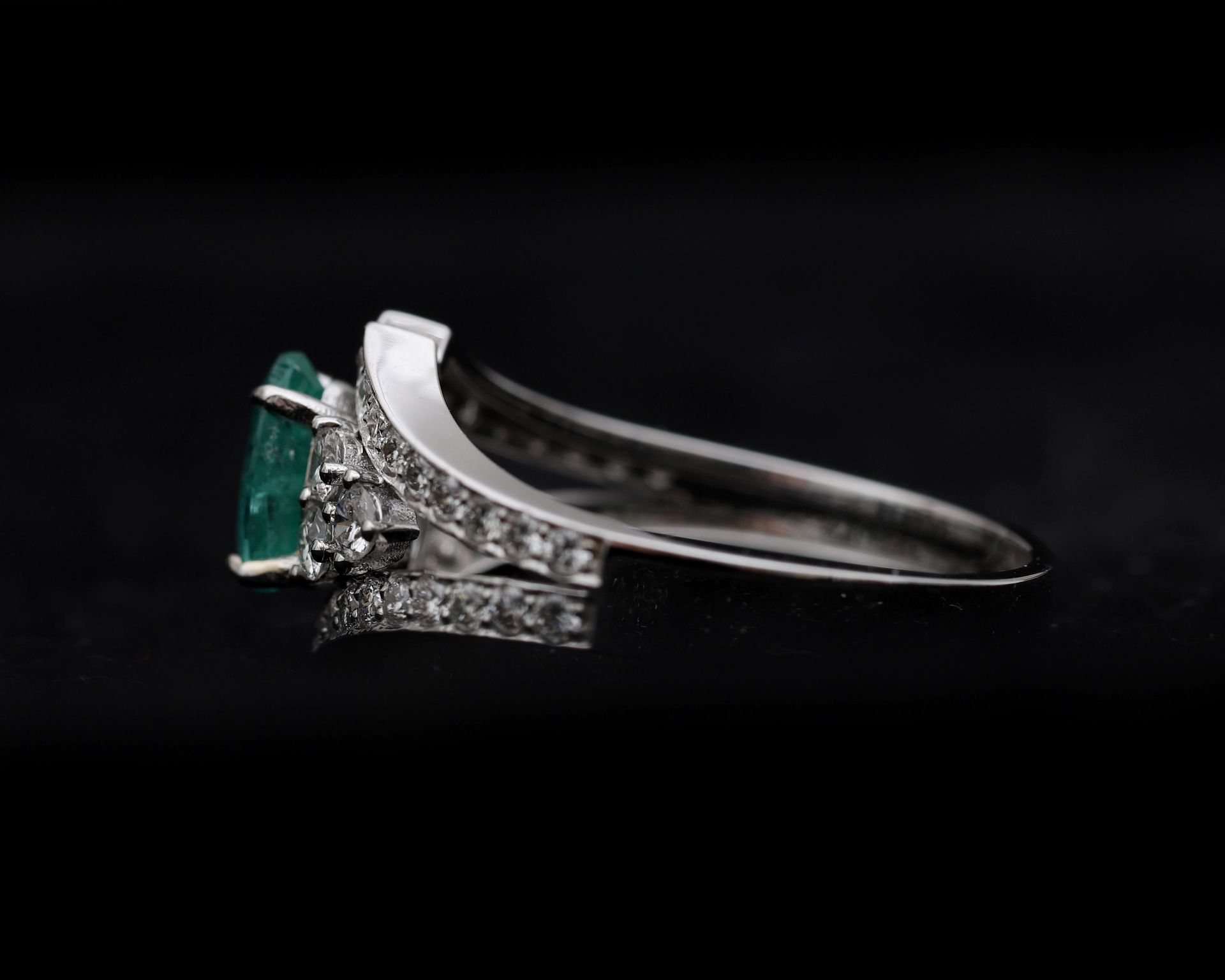 An 18 karat white gold ring centrally set with emerald and diamonds  - Bild 5 aus 10