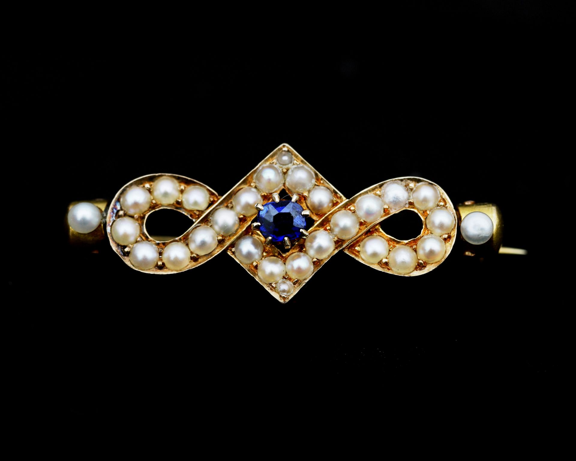 A 14 karat gold brooch, from the mid 19th century, with pearls and sapphire - Bild 2 aus 4