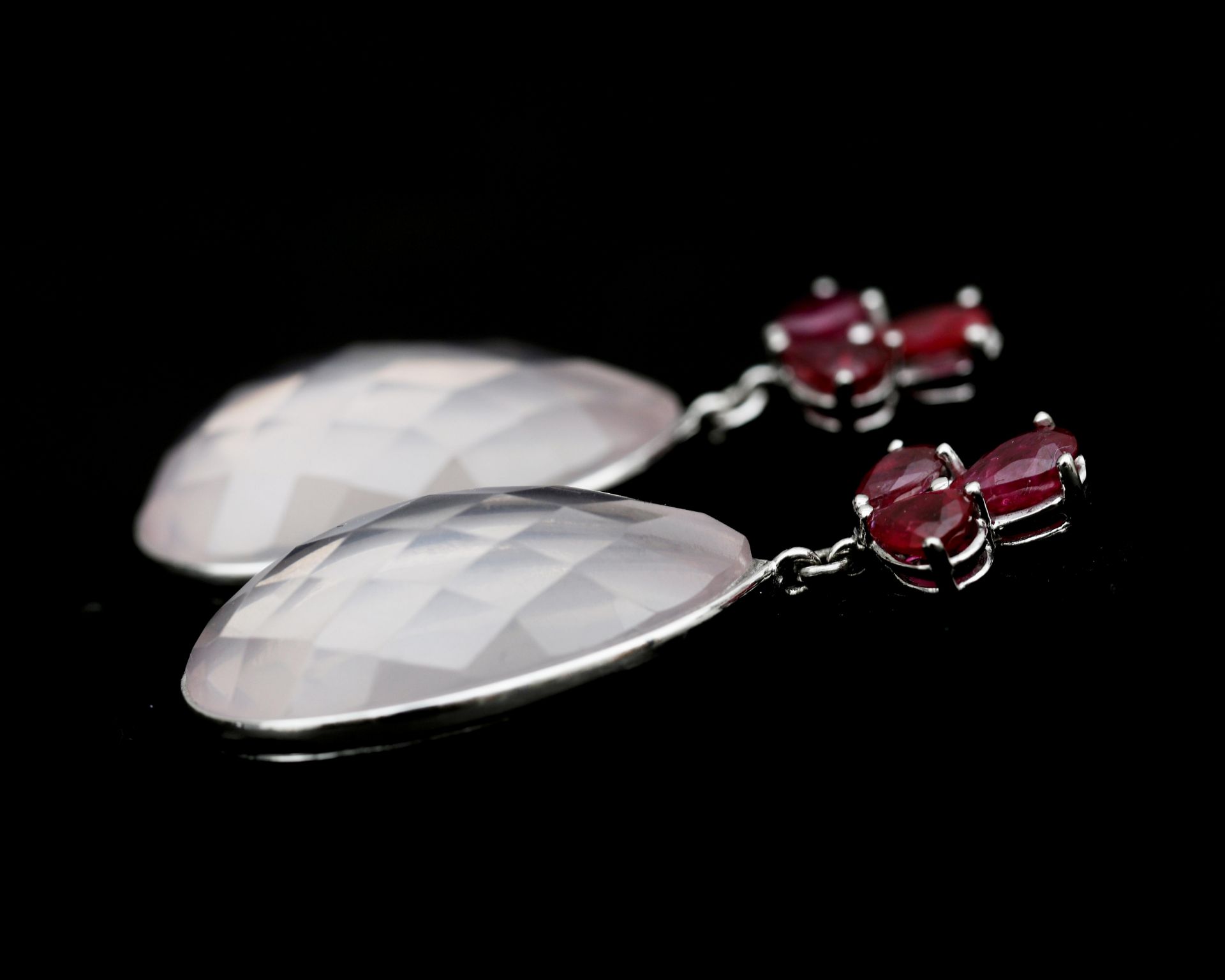 A pair of 14 karat white gold earrings set with rose quartz and six rubies - Bild 2 aus 3