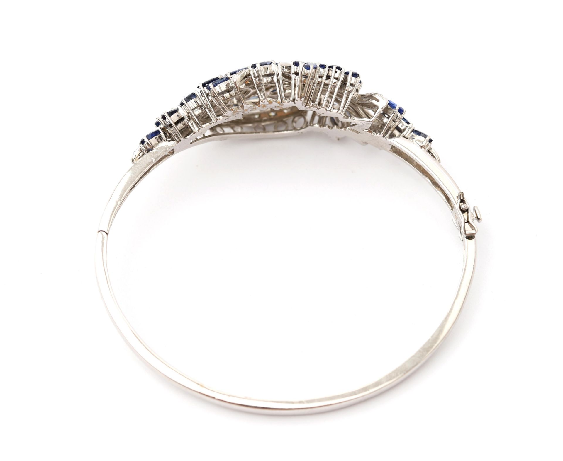 An 18 karat white gold bangel bracelet, with diamonds and sapphire - Bild 4 aus 6