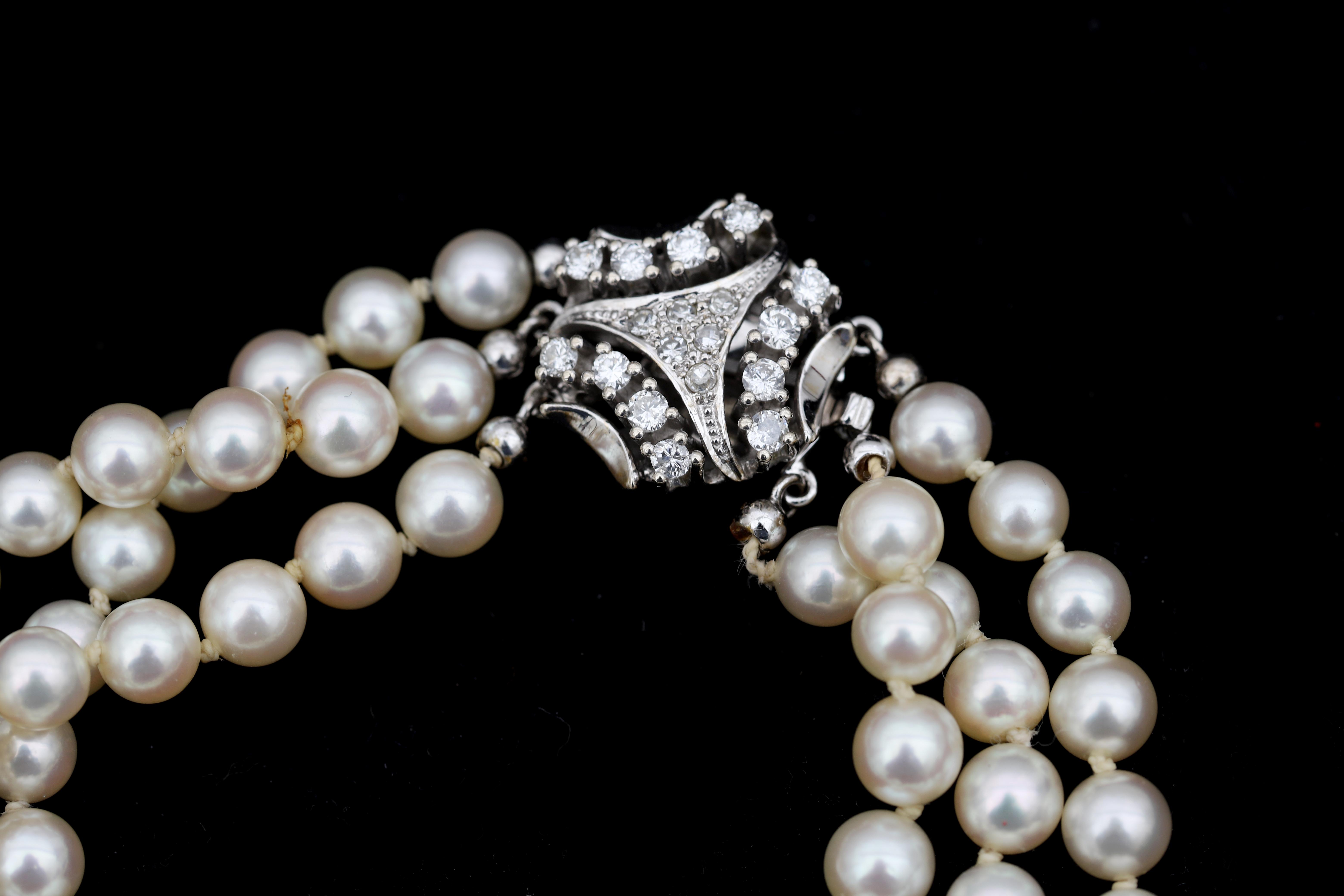 A pearl bracelet with a 14 karat white gold decorative clasp set with diamonds - Image 3 of 5