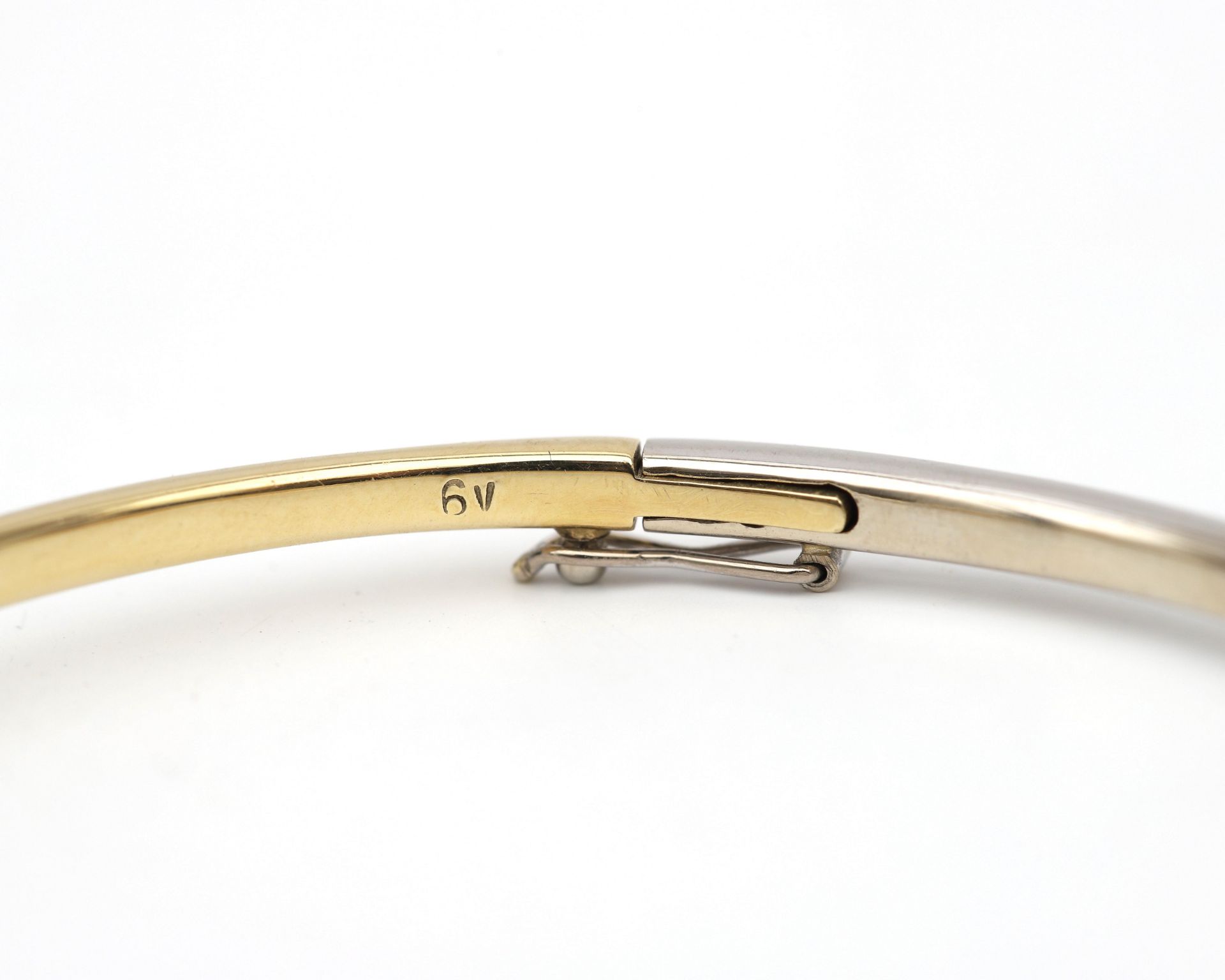 A 14 karat bicolor solid yellow and white gold bangle, set with diamond  - Bild 4 aus 5