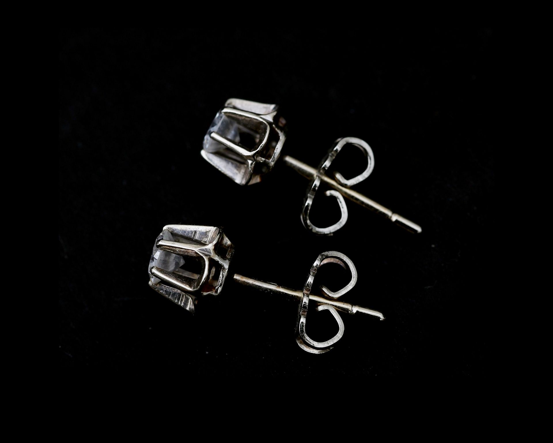 A pair of 14 karat white gold solitaire stud earrings set with brilliant  ca. 0.48 ct.  - Bild 3 aus 6