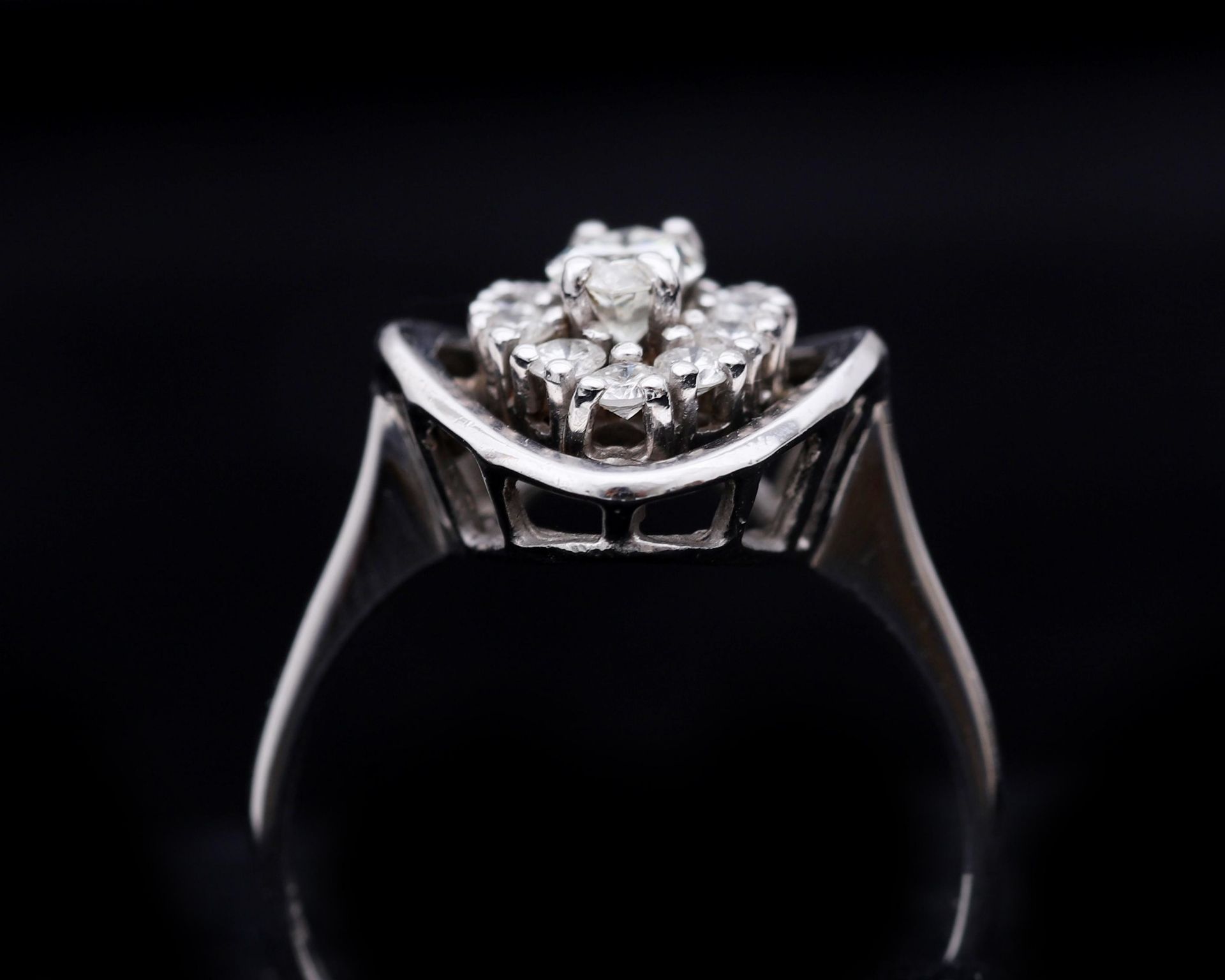 A 14 karat white gold entourage ring in art deco style set with diamonds - Bild 4 aus 4