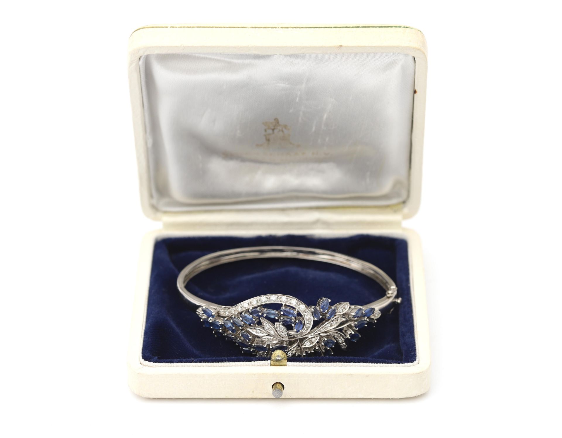 An 18 karat white gold bangel bracelet, with diamonds and sapphire - Bild 5 aus 6