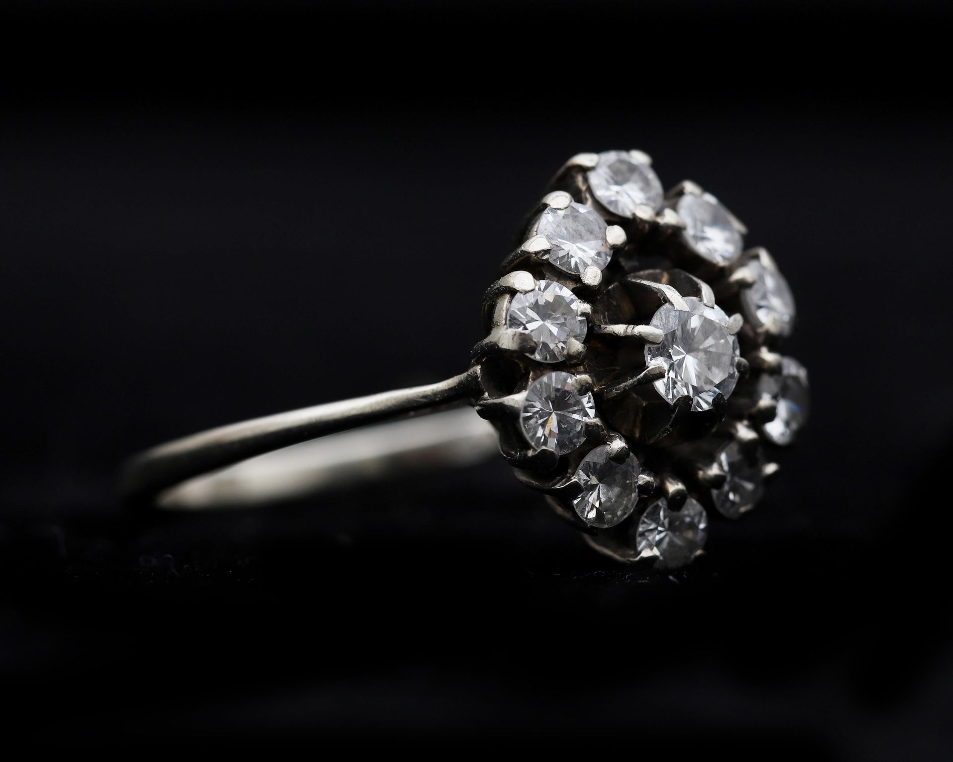 An 18 karat white entourage ring set with brilliant cut diamonds 1.12ct.  - Bild 4 aus 4