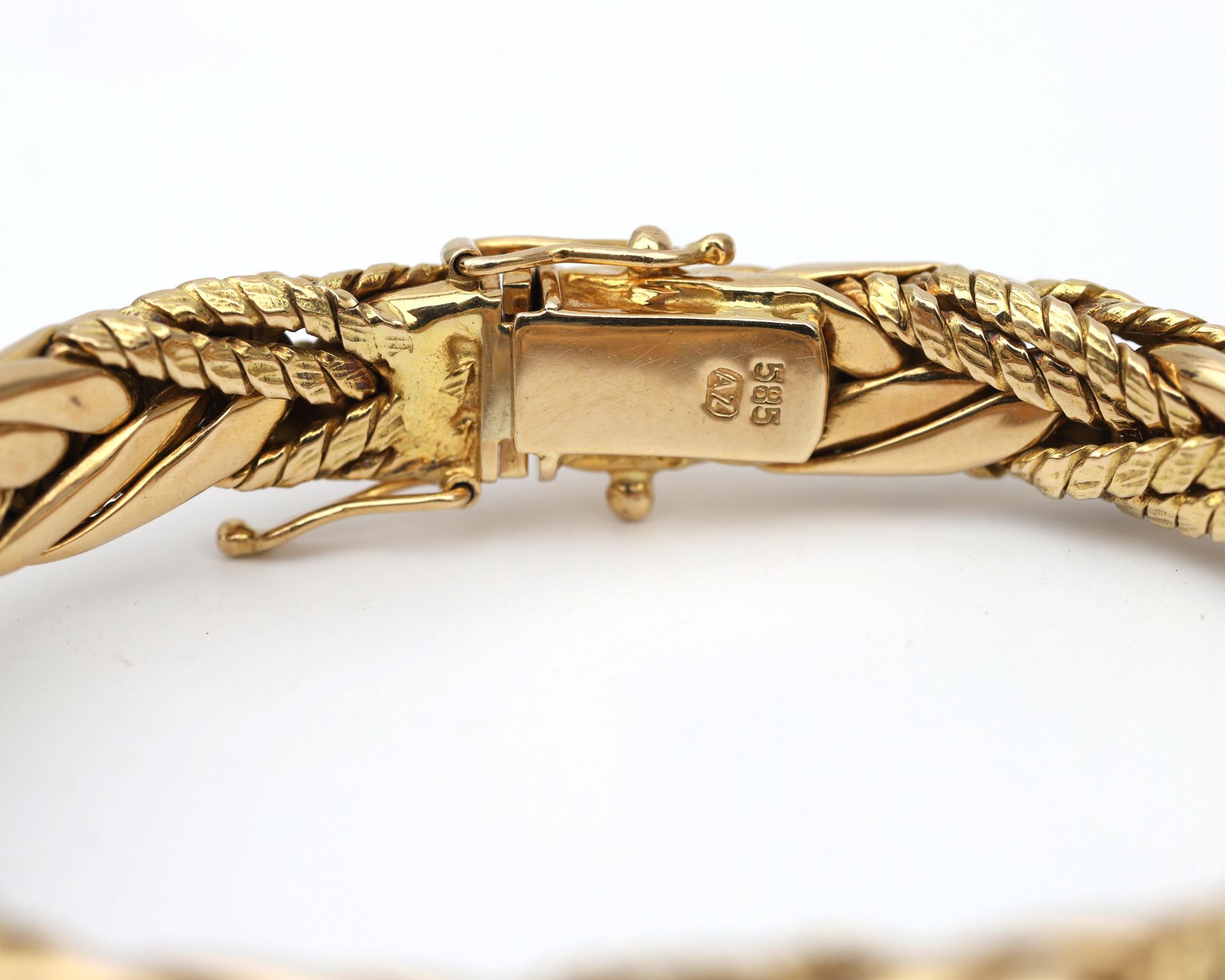 A 14 karat gold braided bracelet  - Bild 2 aus 4