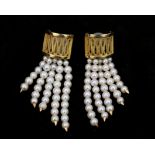 A pear of 14 karat guld earrings with pearls