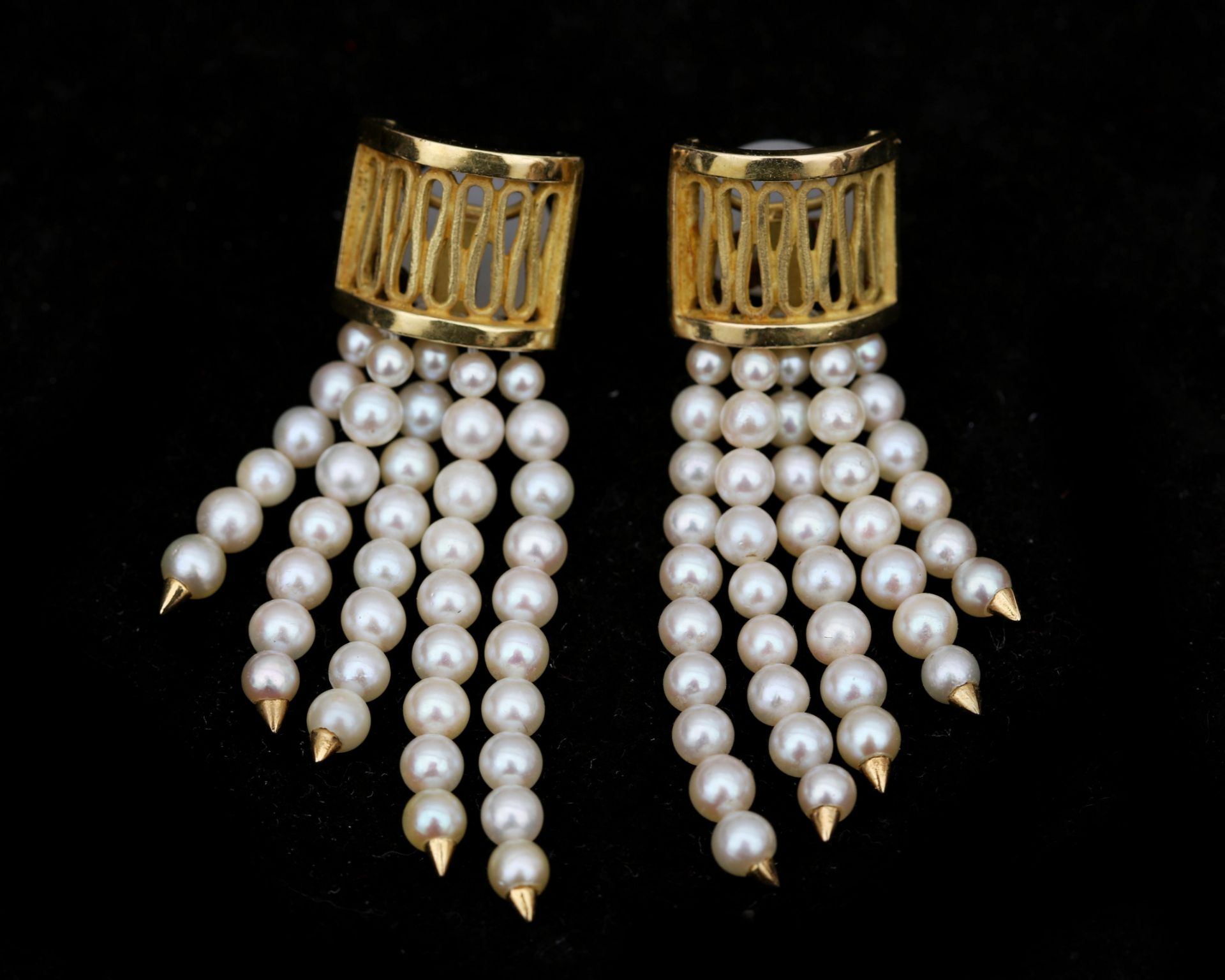 A pear of 14 karat guld earrings with pearls