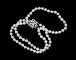A pearl bracelet with a 14 karat white gold decorative clasp set with diamonds 