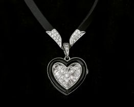 An 18 karat white gold openwork heart-shaped floral decorated medallion bezet met diamant